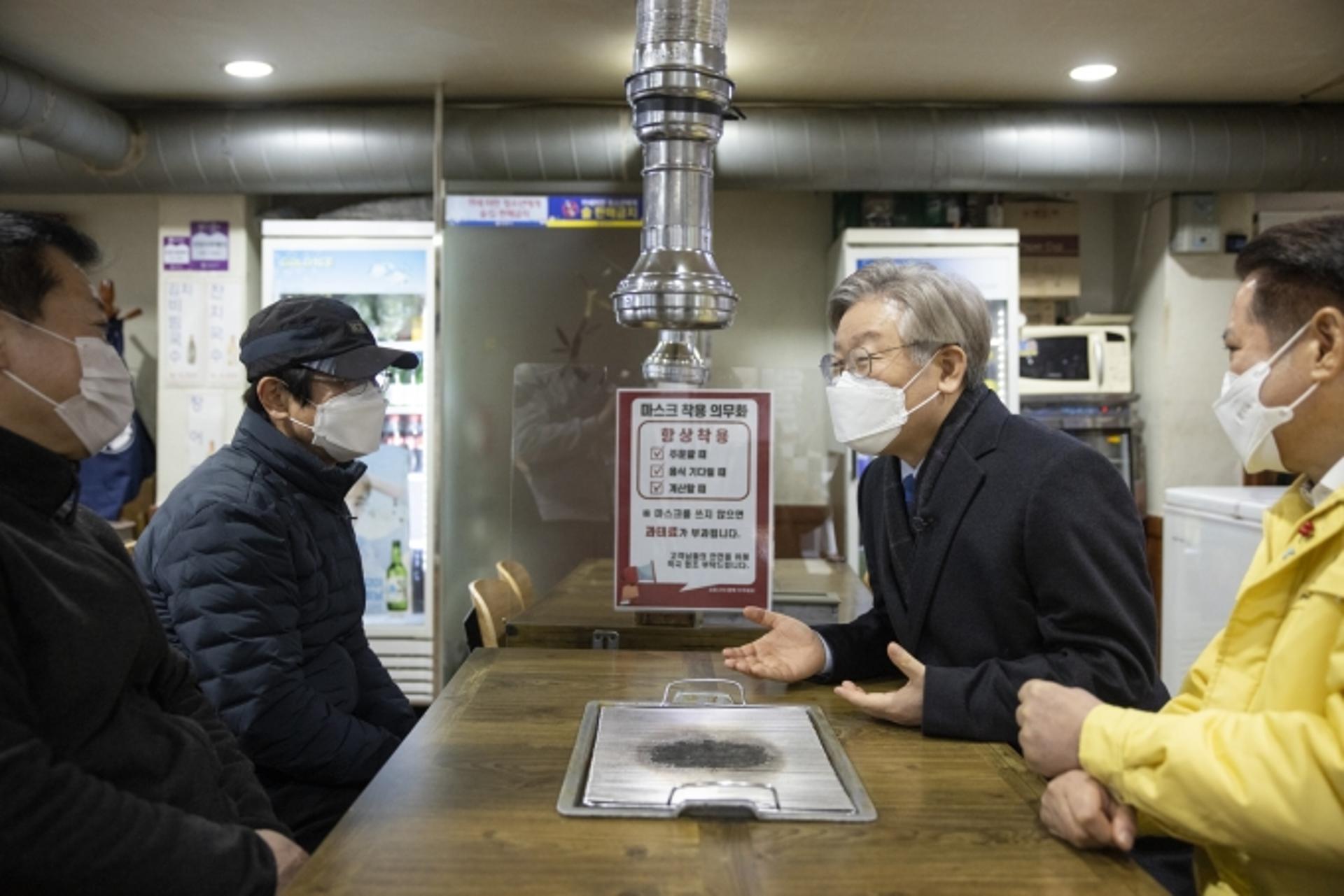 "남들이 못하는 일 해주셨다"…이재명, 착한 임대인 만나 '감사인사'