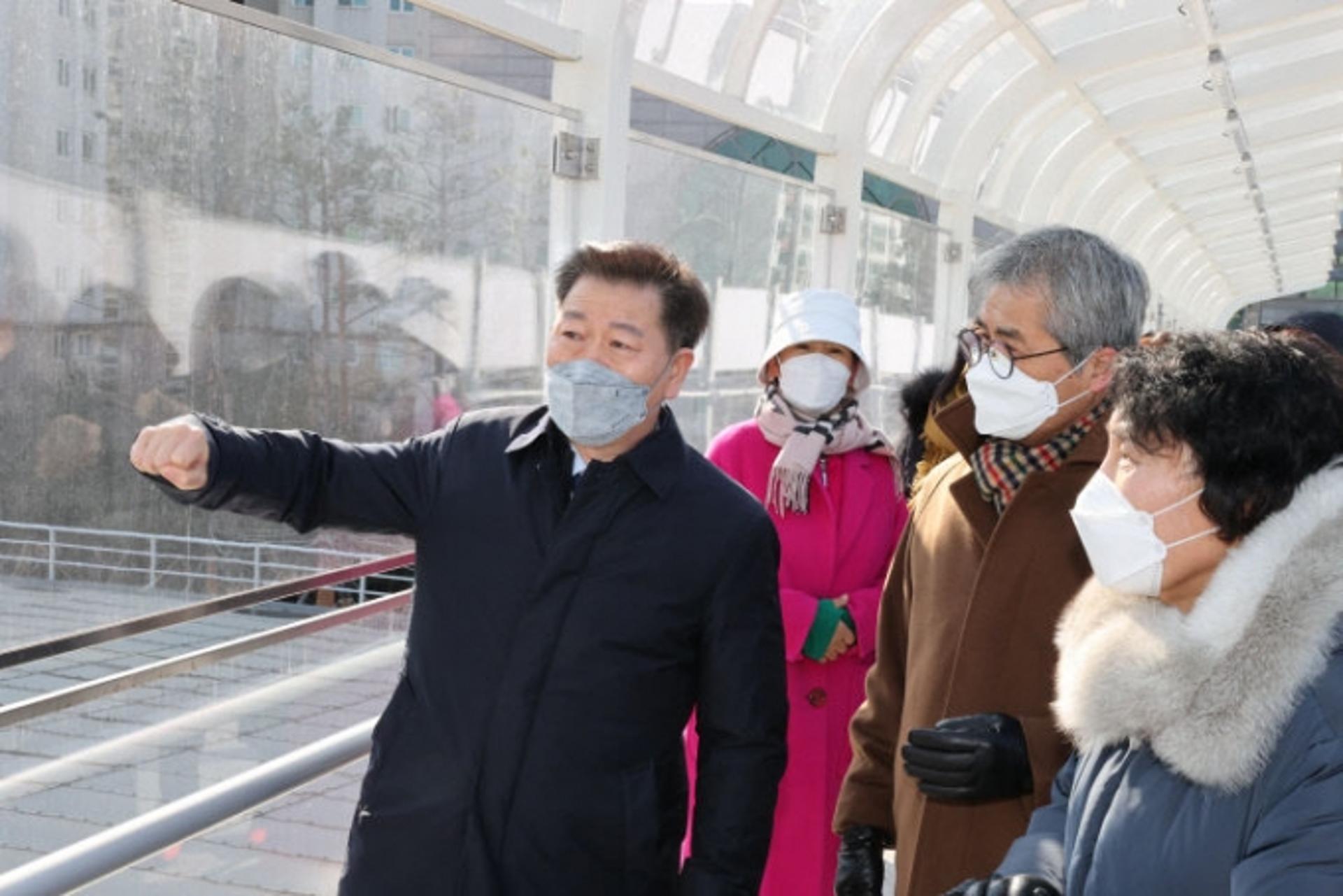 "안전하고 편하게 안양천 가요"…광명시, 광명신촌 보도육교 3일 임시개통