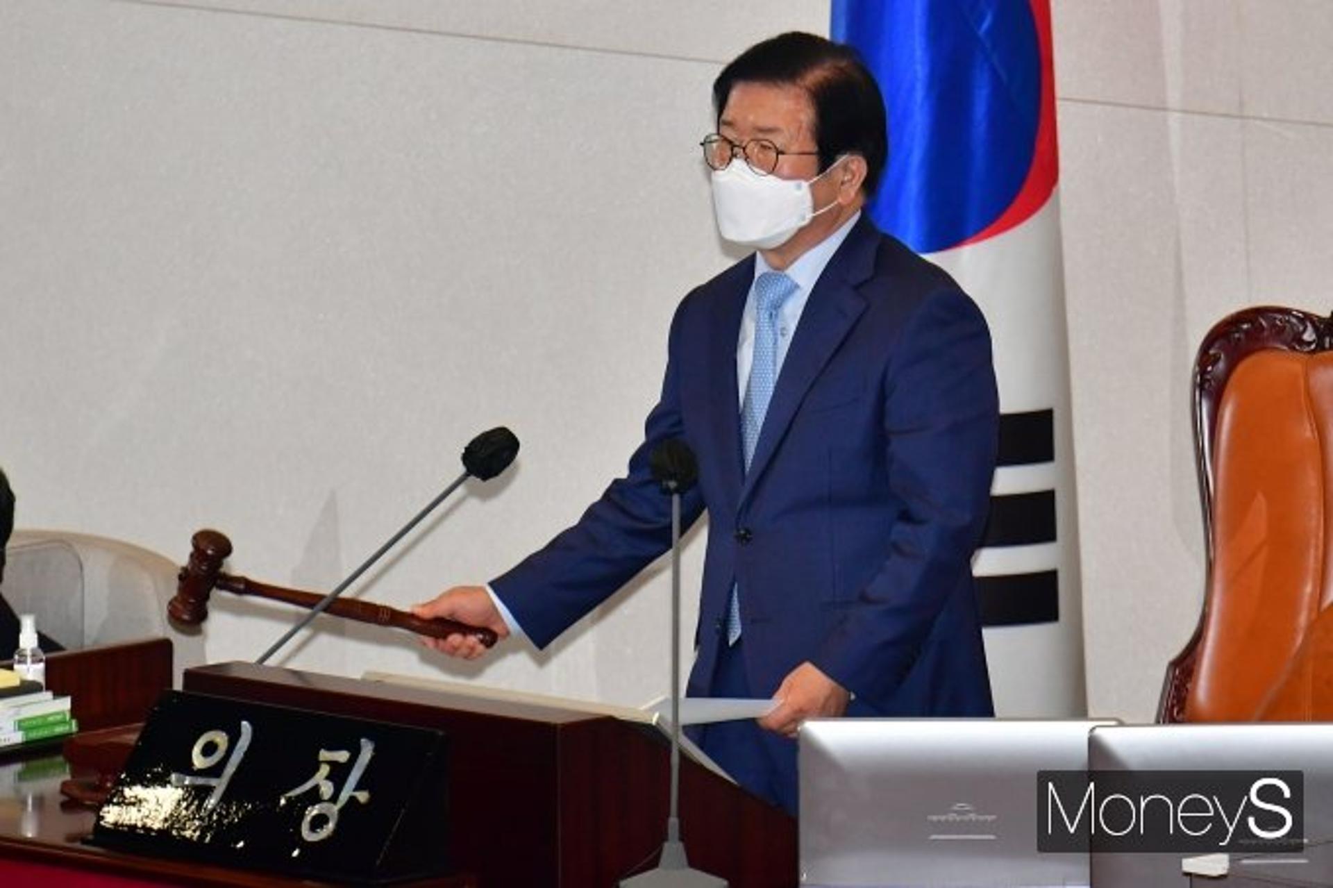 '헌정사 처음' 임성근 판사 탄핵안 가결… 대법원 "입장 없다"