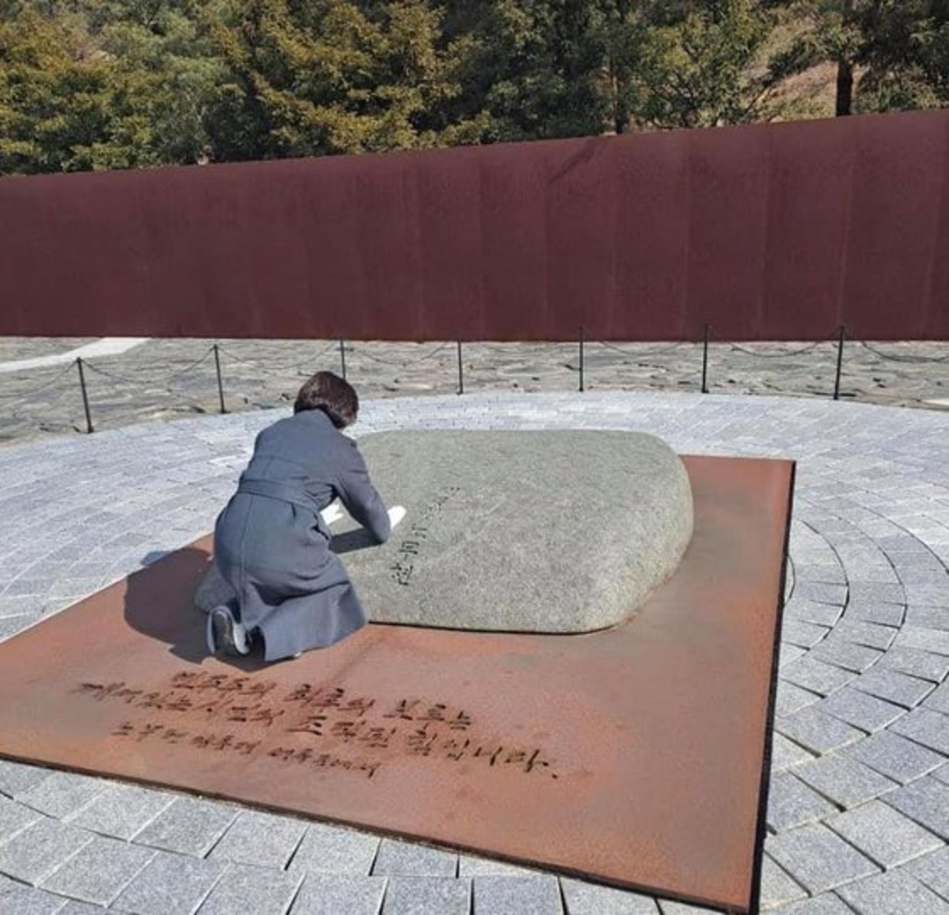 추미애 봉하마을 찾아 "공수처 출범, 이제야 인사 드린다"