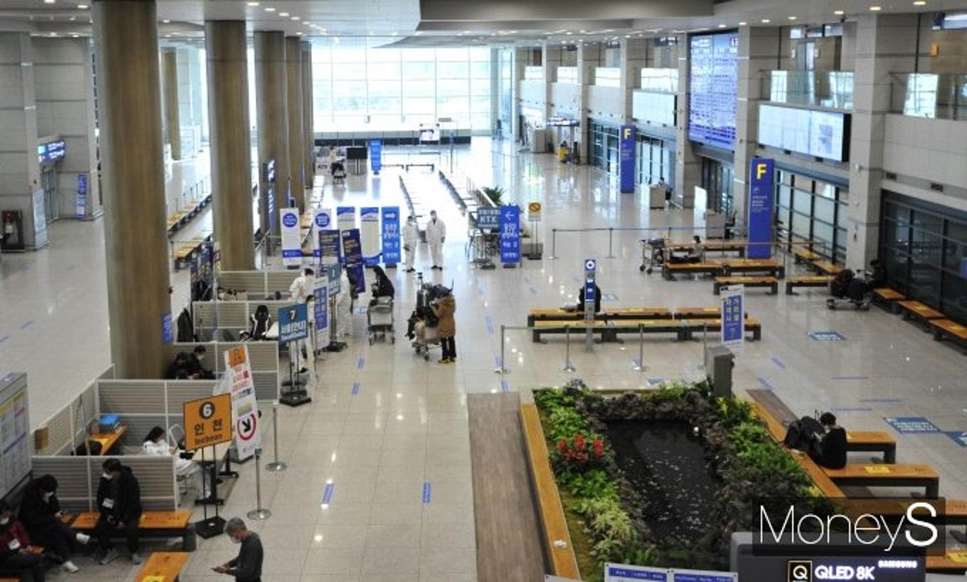 여행객 발길 끊긴 인천공항… 신세계·롯데면세점 문 닫는다