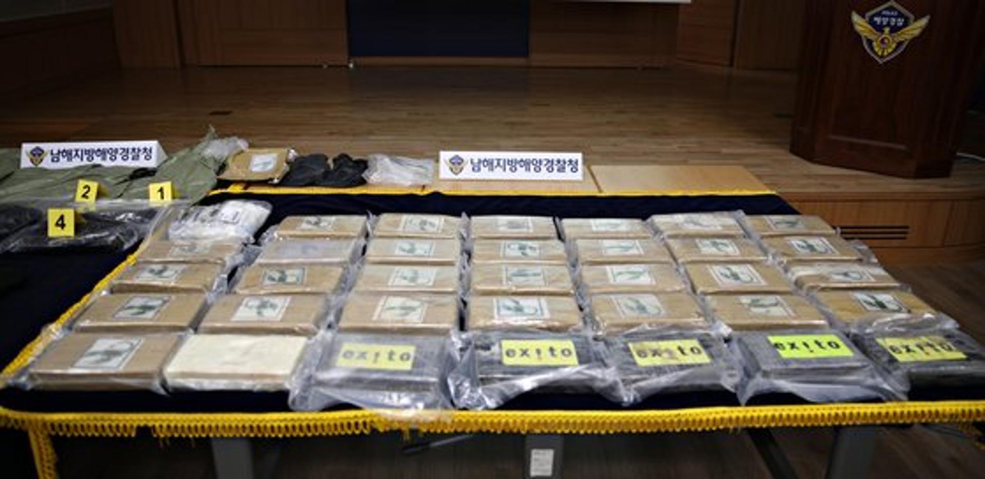 '시가 1050억원' 부산항 선박서 코카인 발견… 100만명 투약 분량