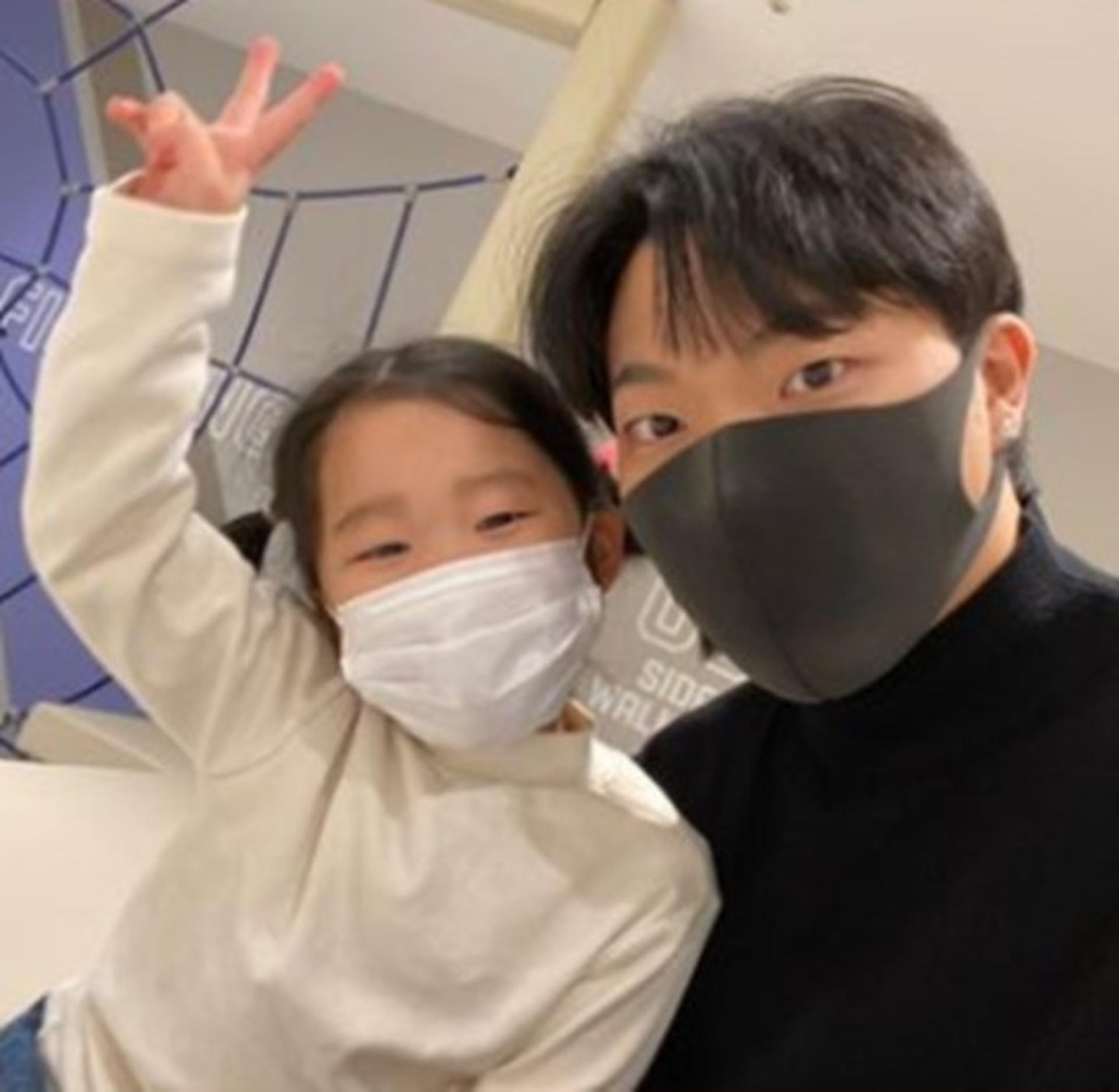 최고기, 유깻잎과 유튜브 광고 방송 후… 딸 솔잎과 웃음 '찰칵'