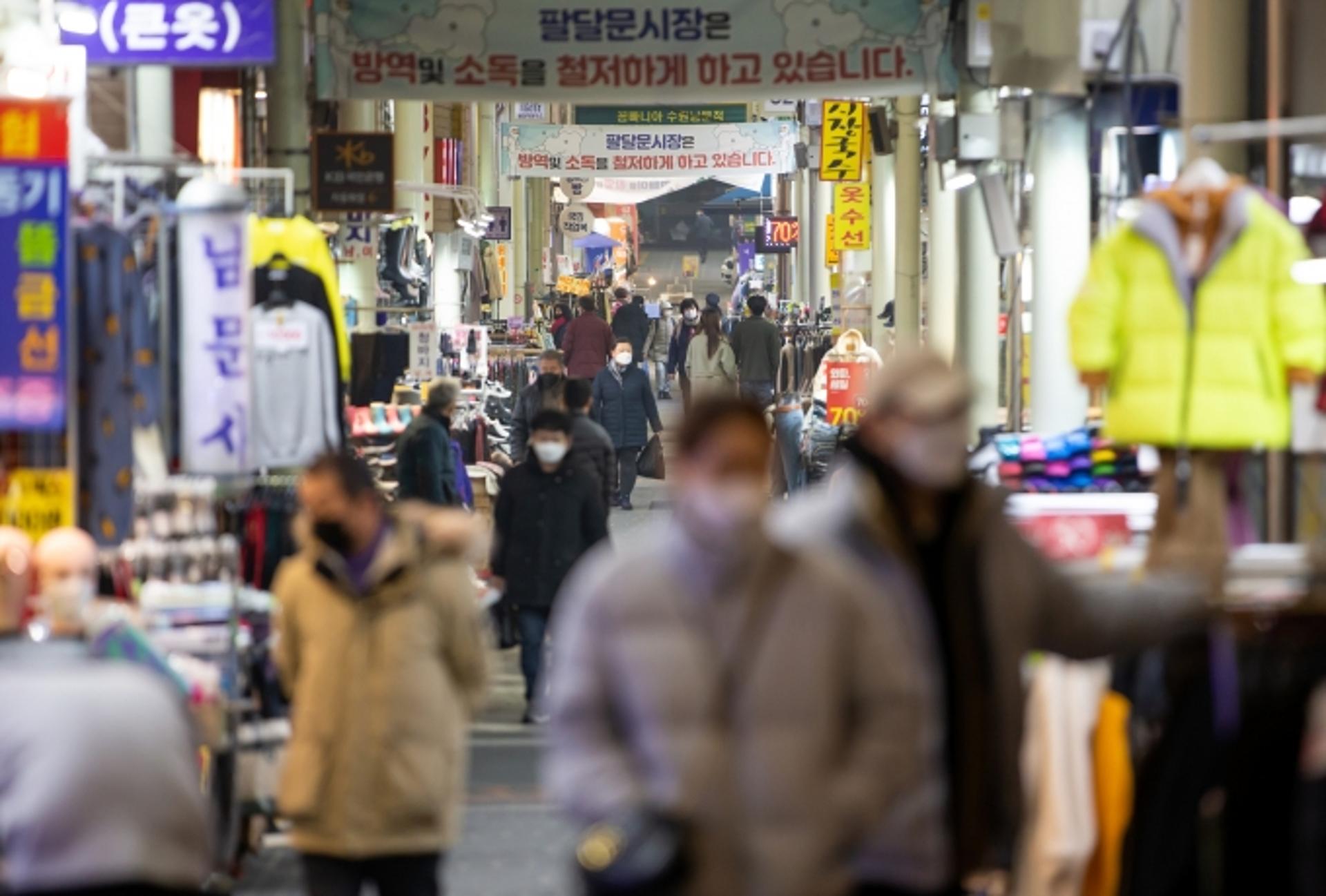 [르포] 설 앞둔 수원 못골시장 '북적'…"재난지원금 고마워요"