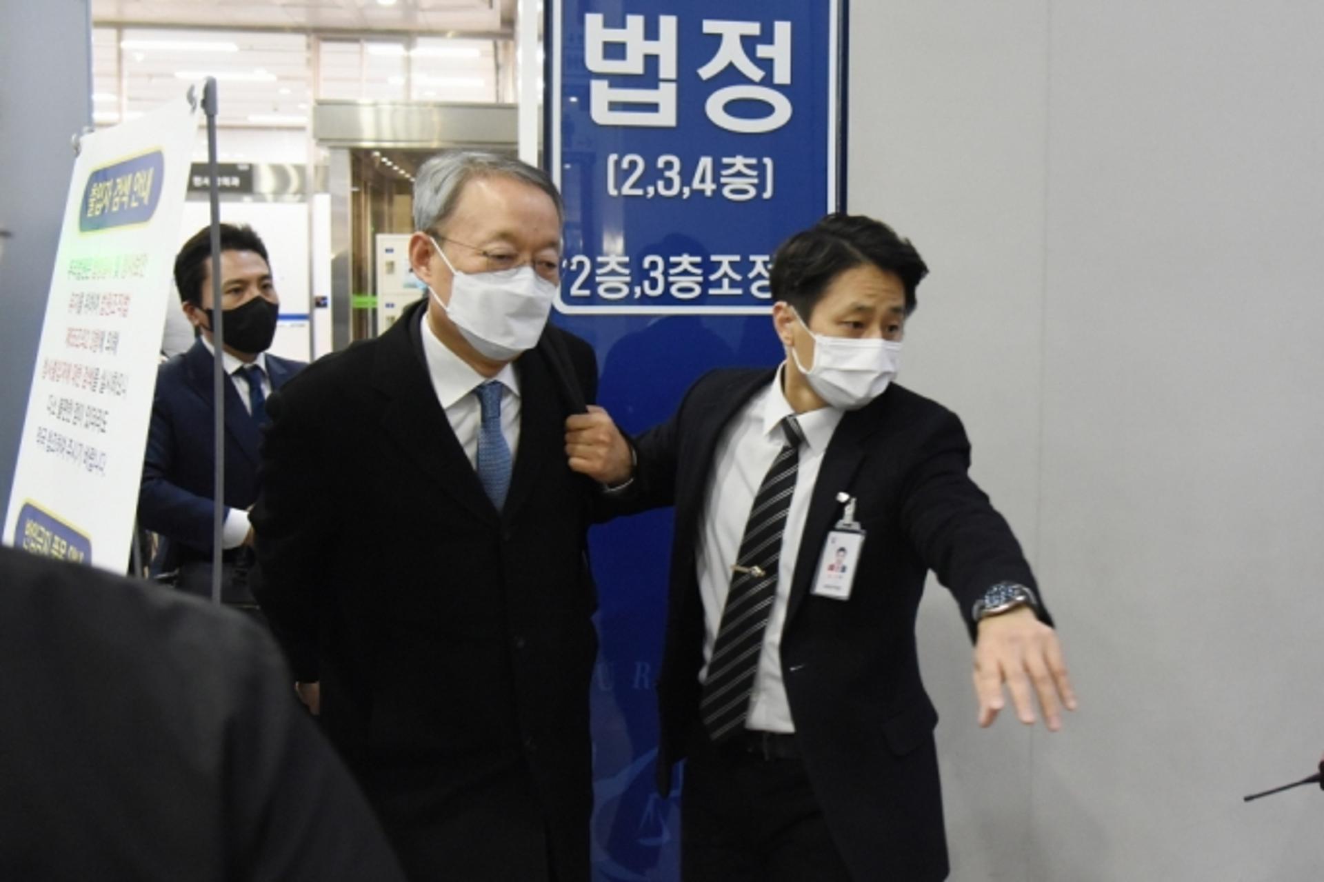 백운규 전 장관, 영장심사 6시간 만에 종료… 결과 자정 넘어 나올듯