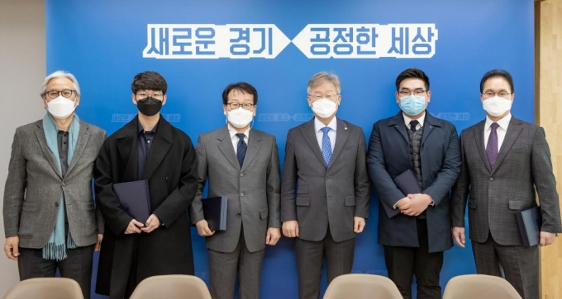 "생활치료센터 운영 협조에 감사"…이재명, 경기대 관계자·학생에 표창장 수여