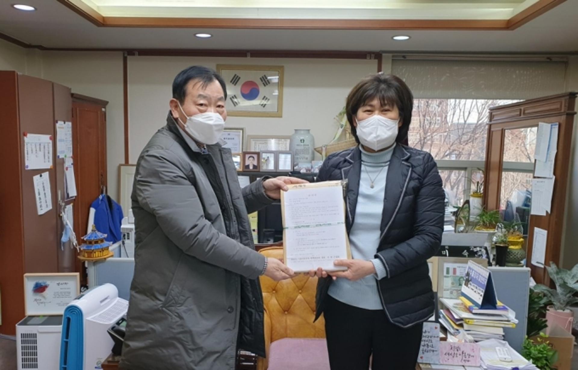 "하남 교산신도시 기업이전부지 축소하라"…시의회에 원주민서명부 전달