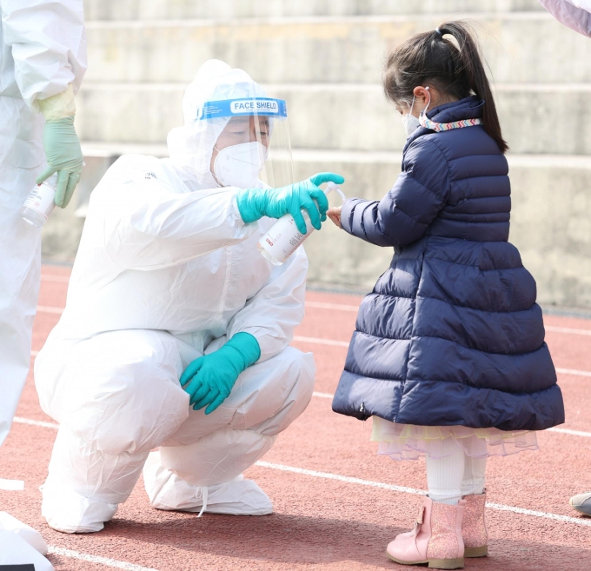 박승원 광명시장, 설 연휴 첫날 임시선별검사소 근무… 의료진 격려