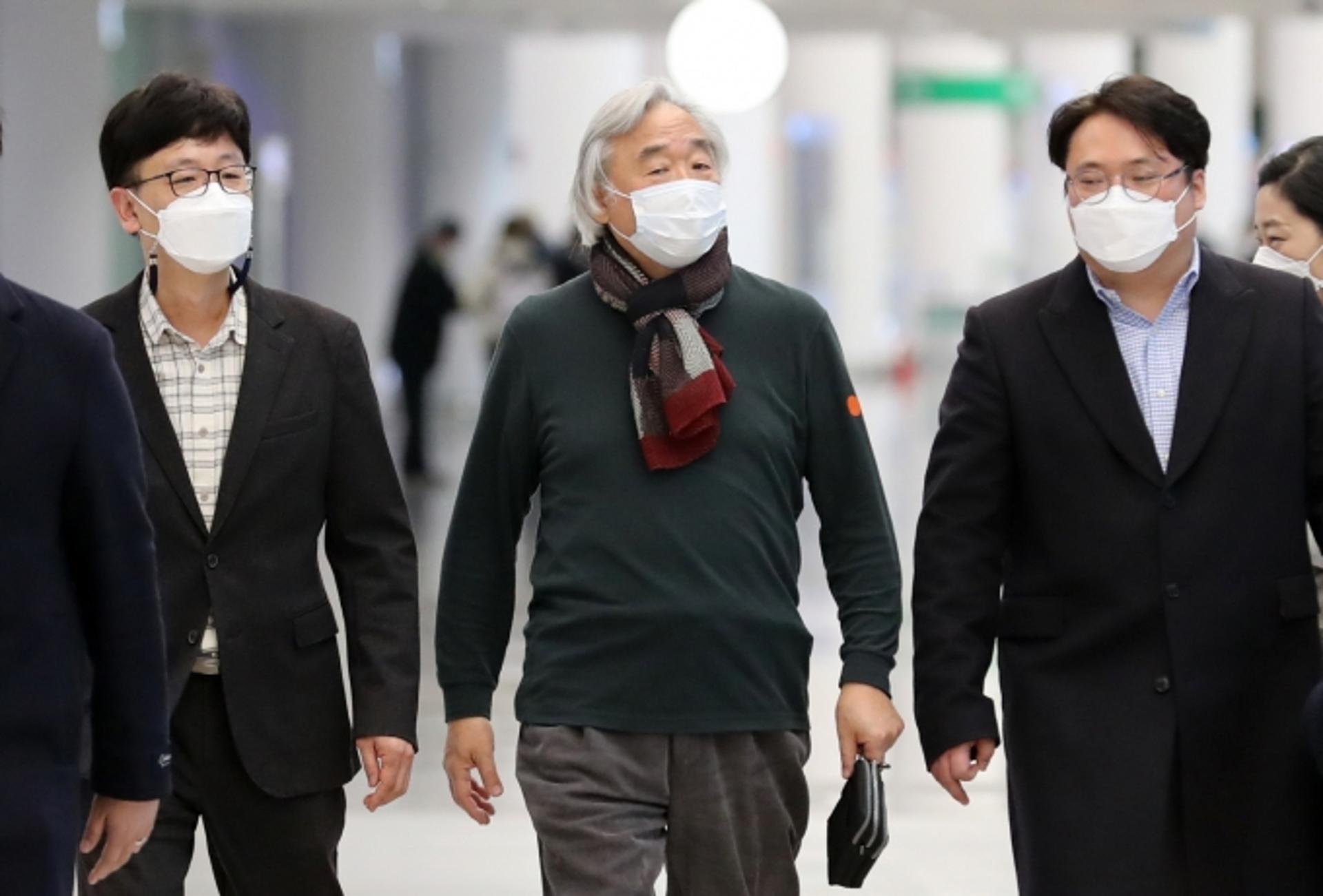 백건우 귀국… “윤정희 아주 평온하게 잘 지낸다”