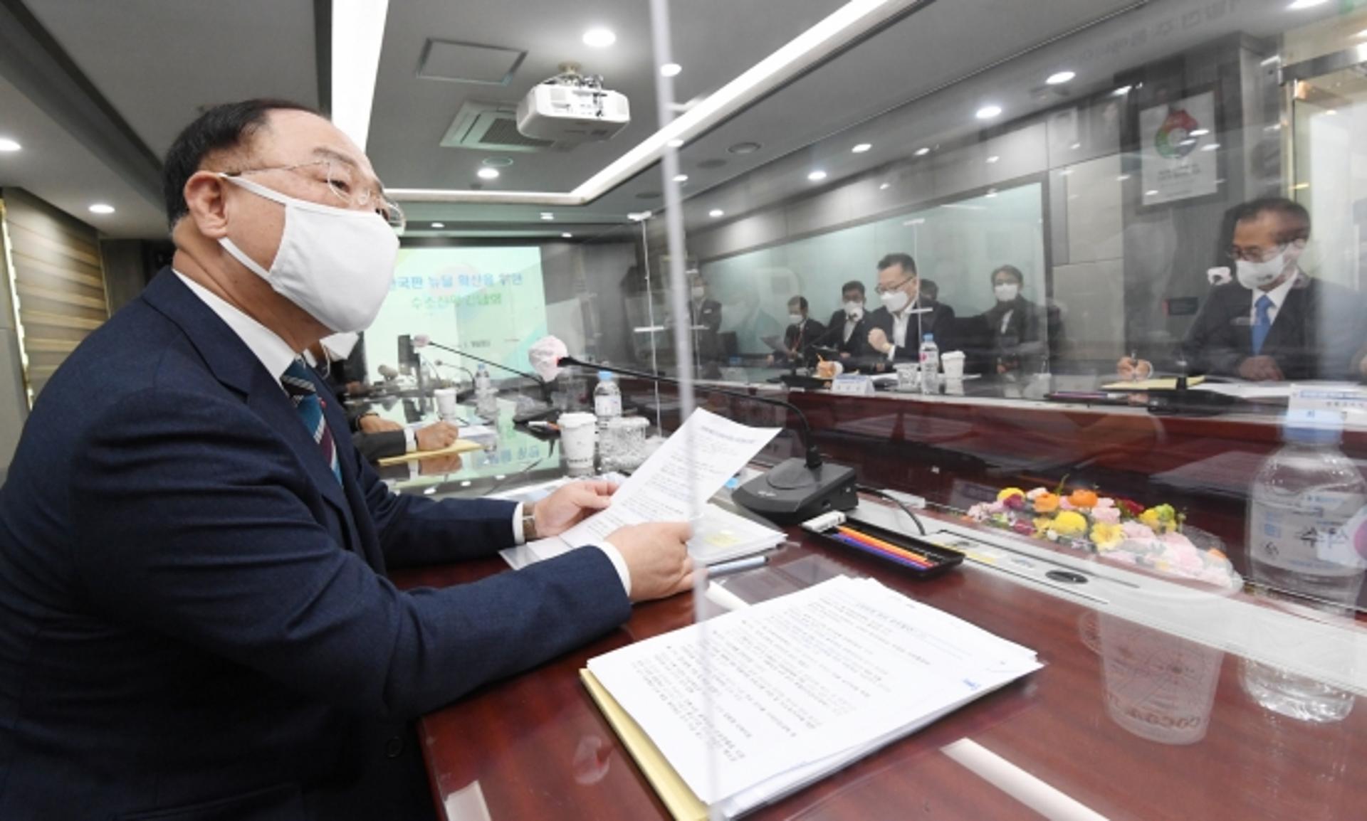 홍남기의 다짐… “코로나19 치료제·백신 개발에 1528억 지원”