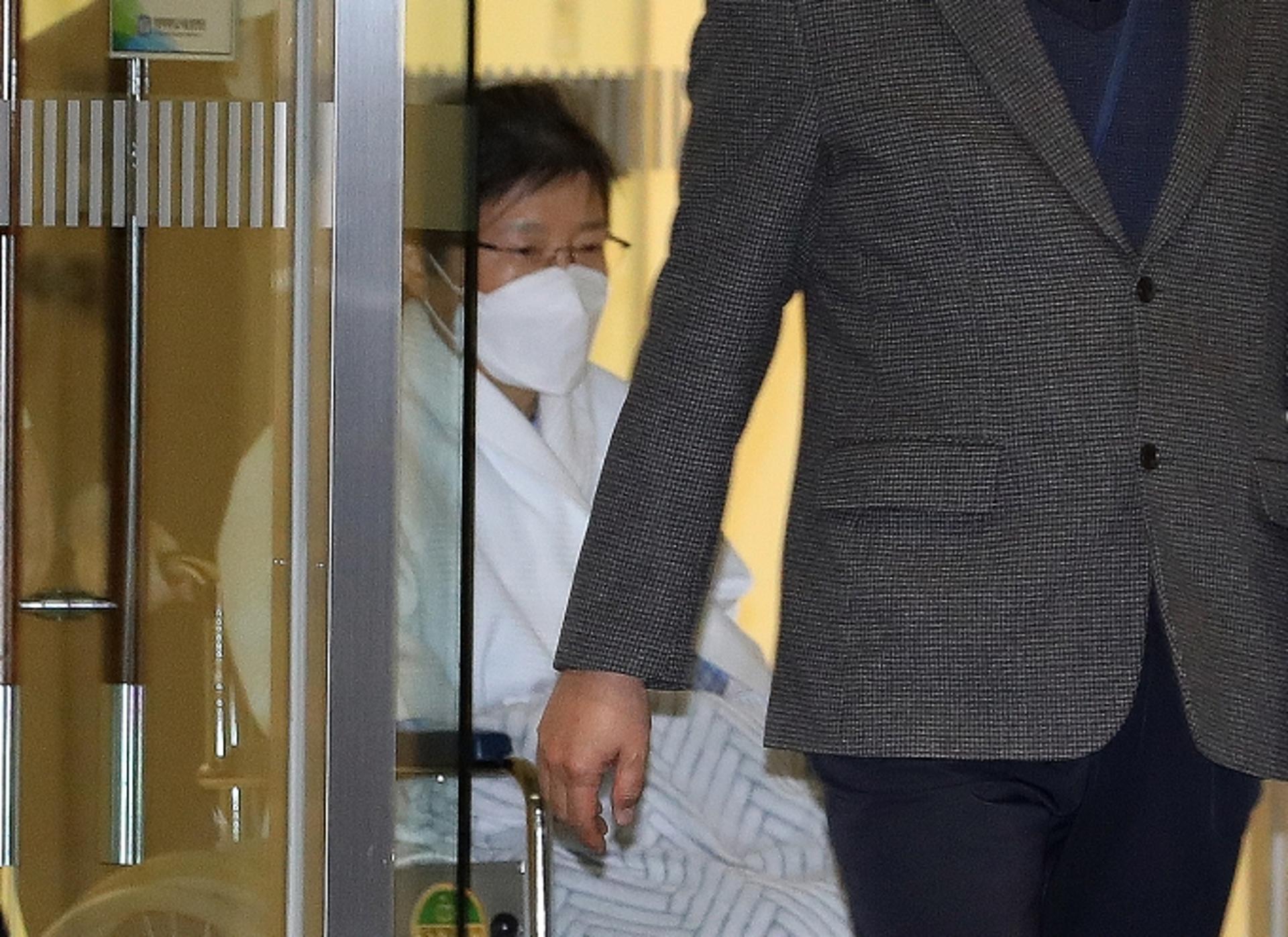 박근혜·이재용 설날 아침 옥중 떡국… 저녁 메뉴는 자차이 무침?
