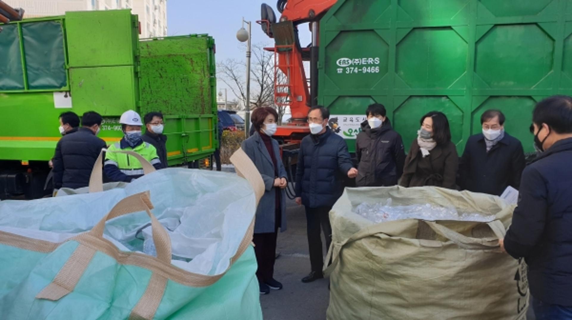한정애 환경부장관 오산시 투명페트병 재활용현장 방문