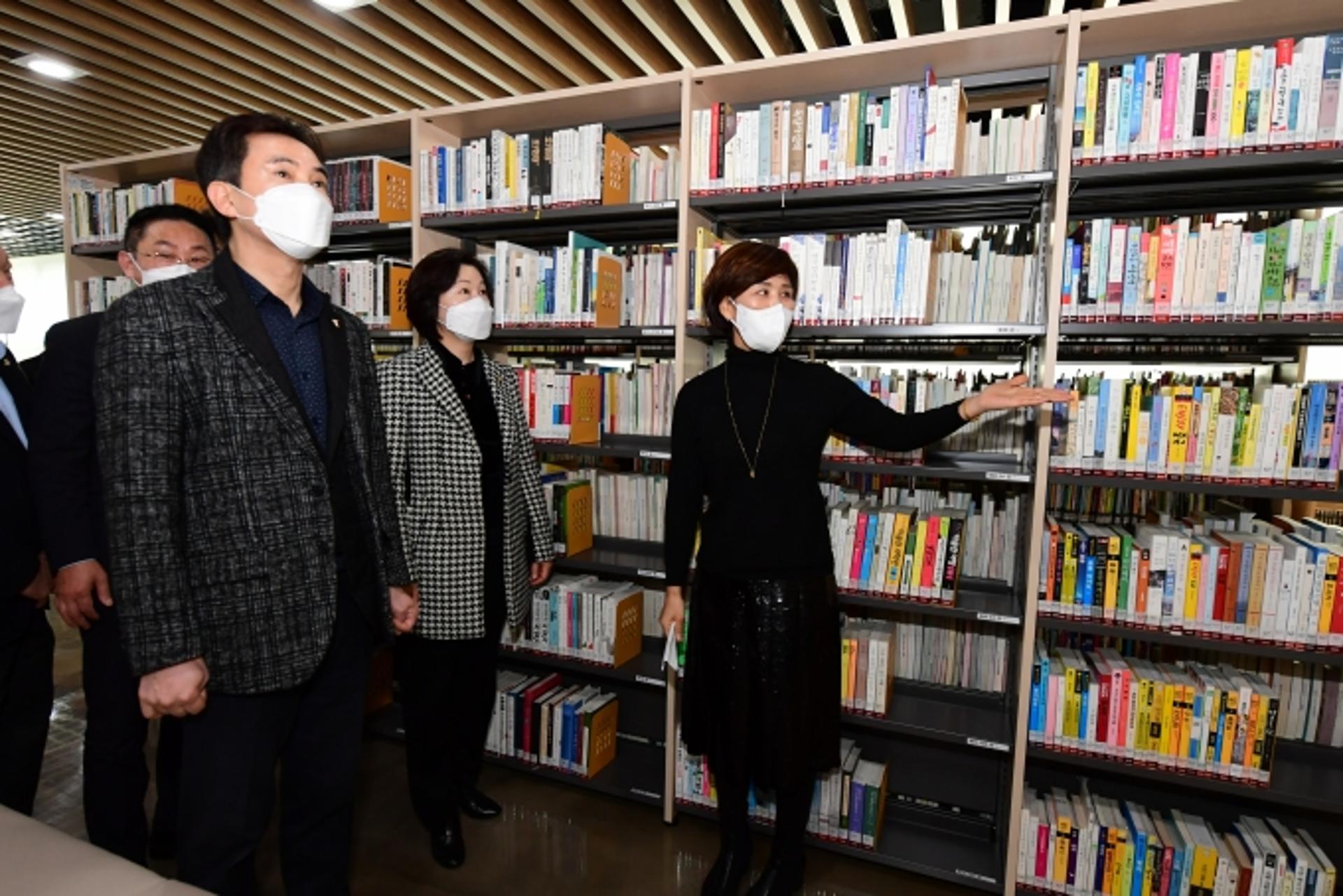 '복합문화공간'으로 재탄생한 삼괴도서관… 서철모 "느티나무 같은 공간 되기를"