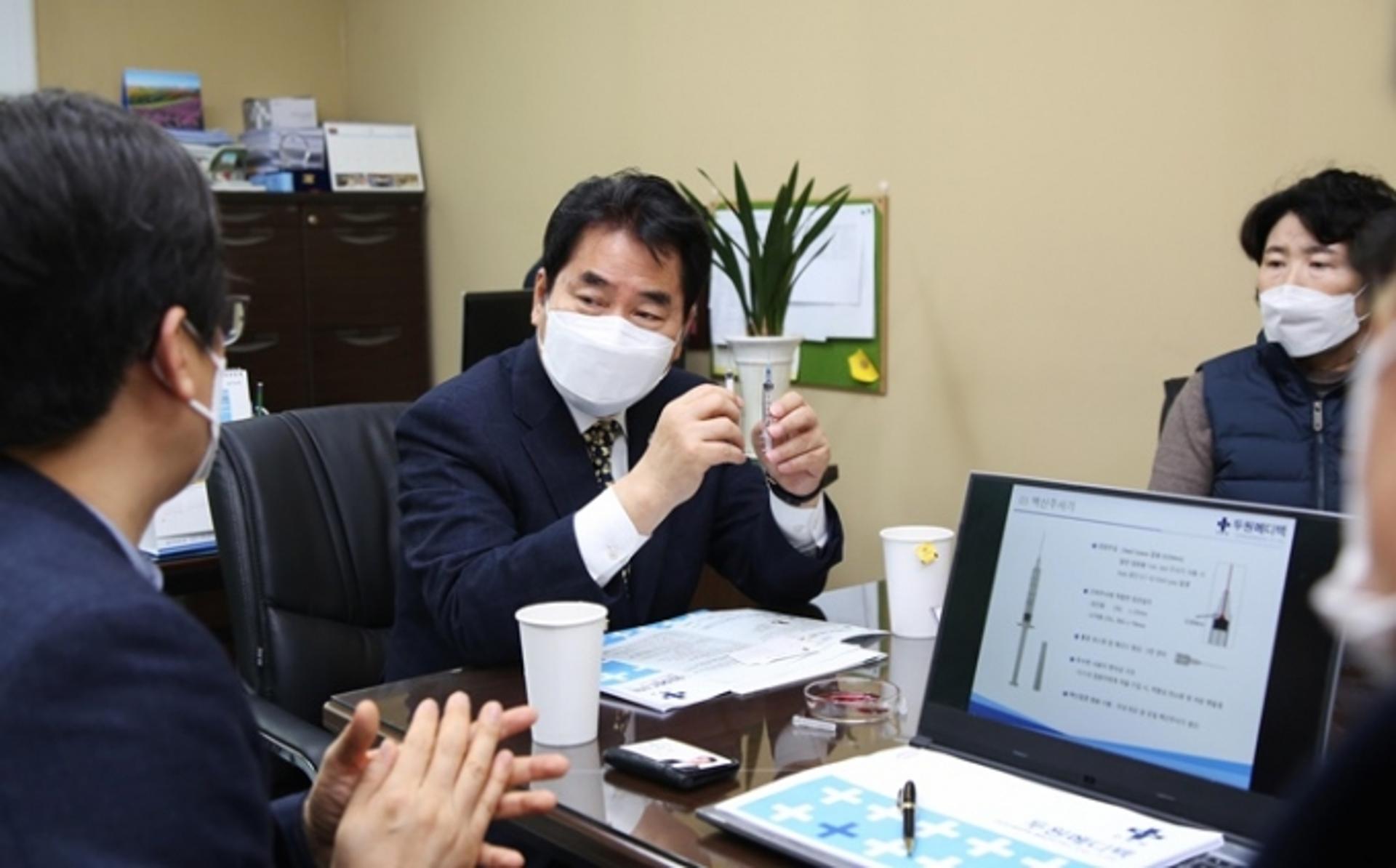 백군기 용인시장, 최소잔여형 백신 주사기 제조사 방문 격려