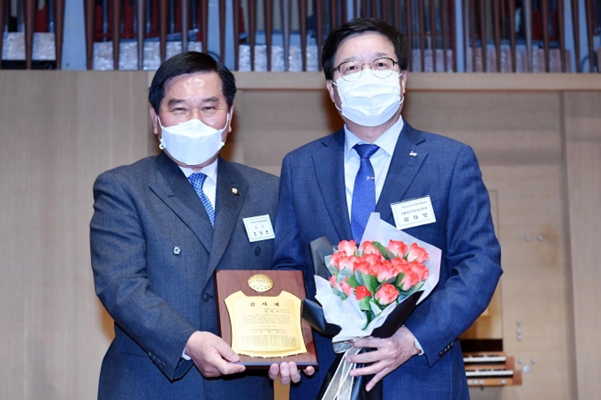 염태영 수원시장, 전국시군자치구의회의장협의회 감사패 받아