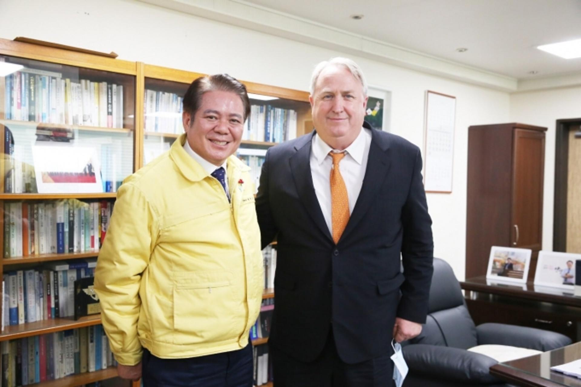 특별귀화 1호 인요한 교수, 안양시공무원 대상 특강