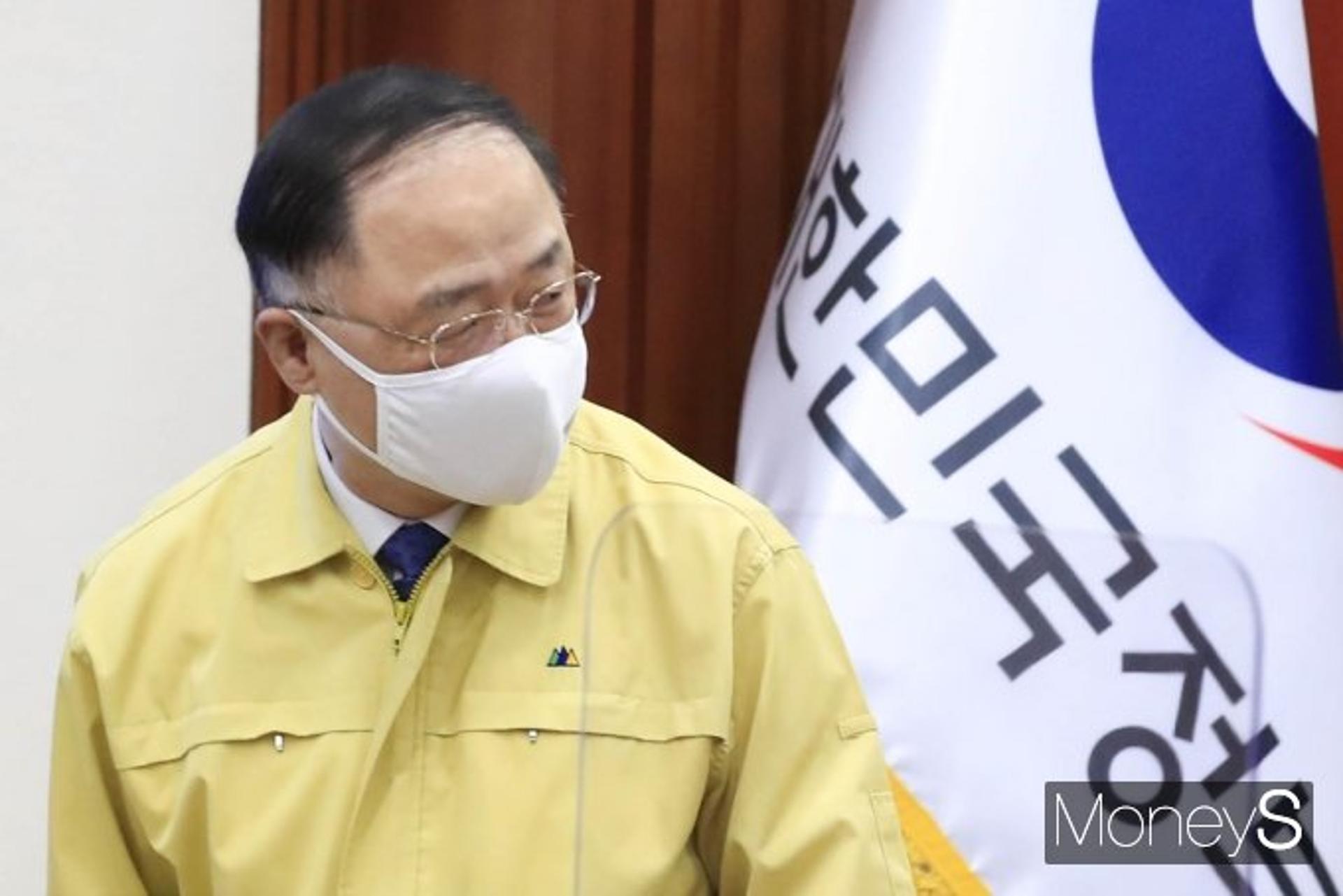 125조원 코로나 대출 만기연장 무게… 홍남기 "금융권과 협의 후 결정"
