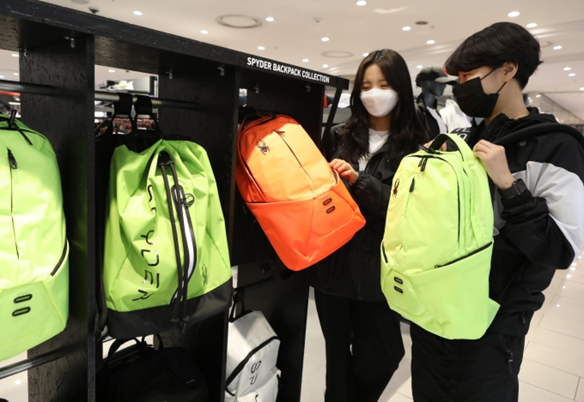 [머니S포토] 롯데百광주점 "신학기 '네온컬러' 가방 인기"