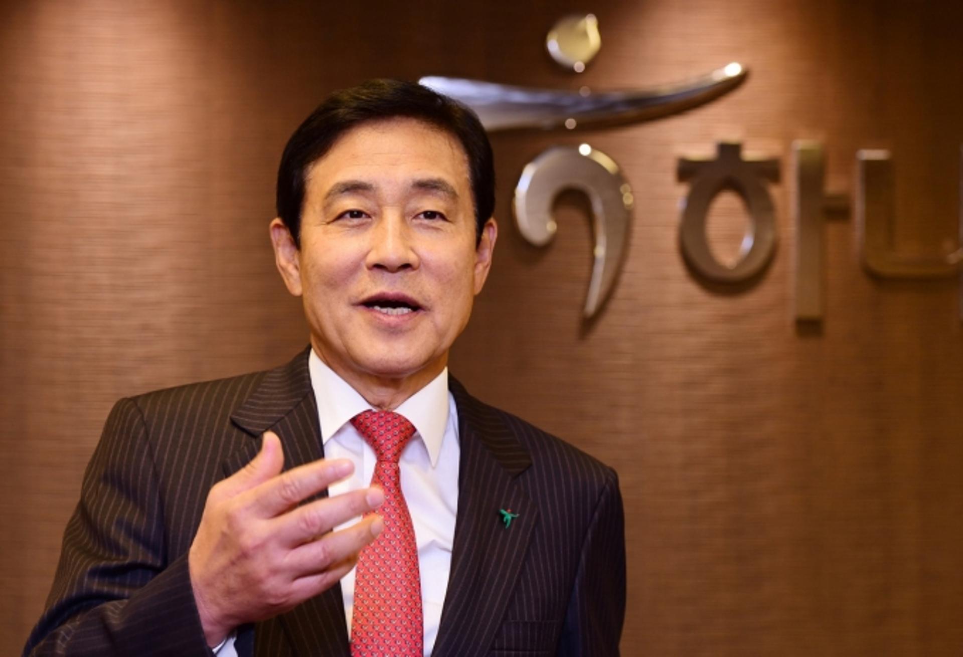 "전쟁 중에 장수 안 바꾼다"… 김정태 회장, 1년 연임 성공(종합)
