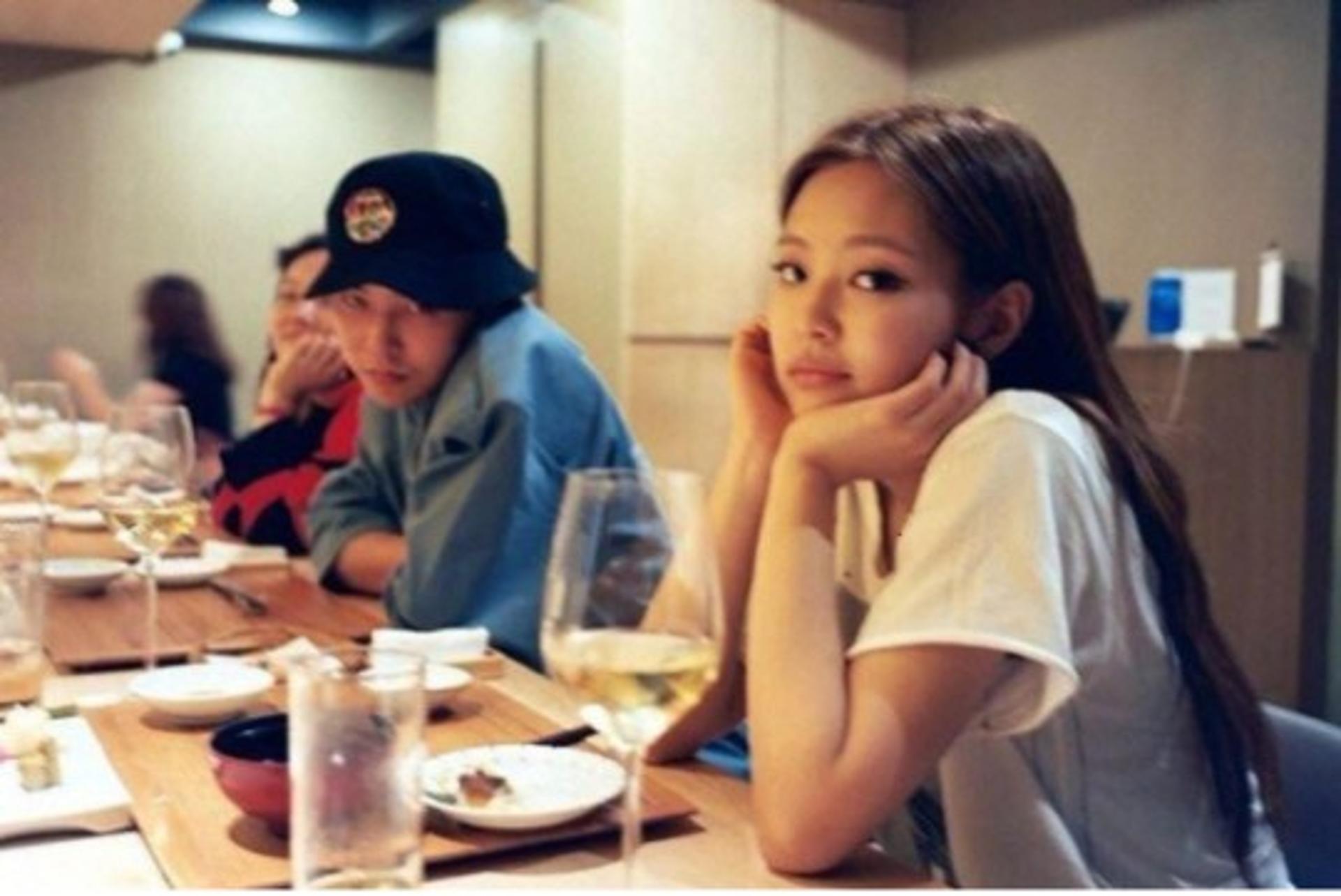 '제니♥' 지드래곤 턱스크+길거리 흡연, 이 시국에?