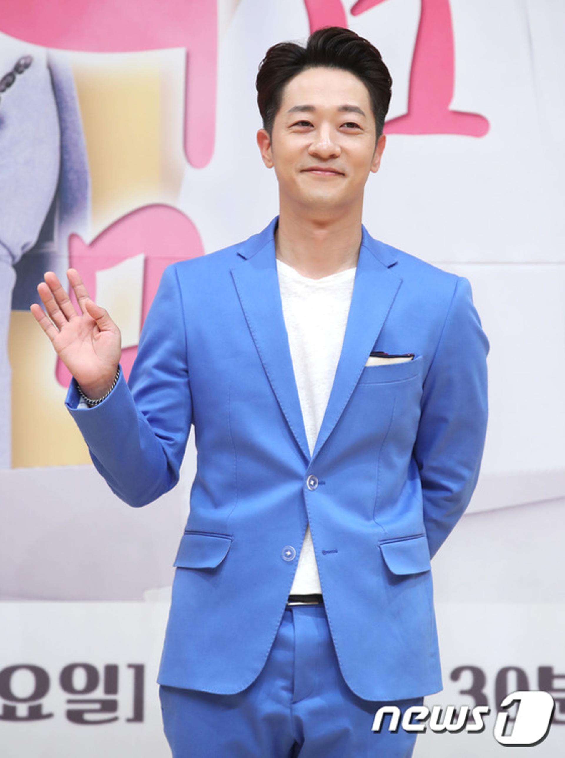 알렉스 SNS 사칭에 일침…  "신사답게 일해 돈 벌길"