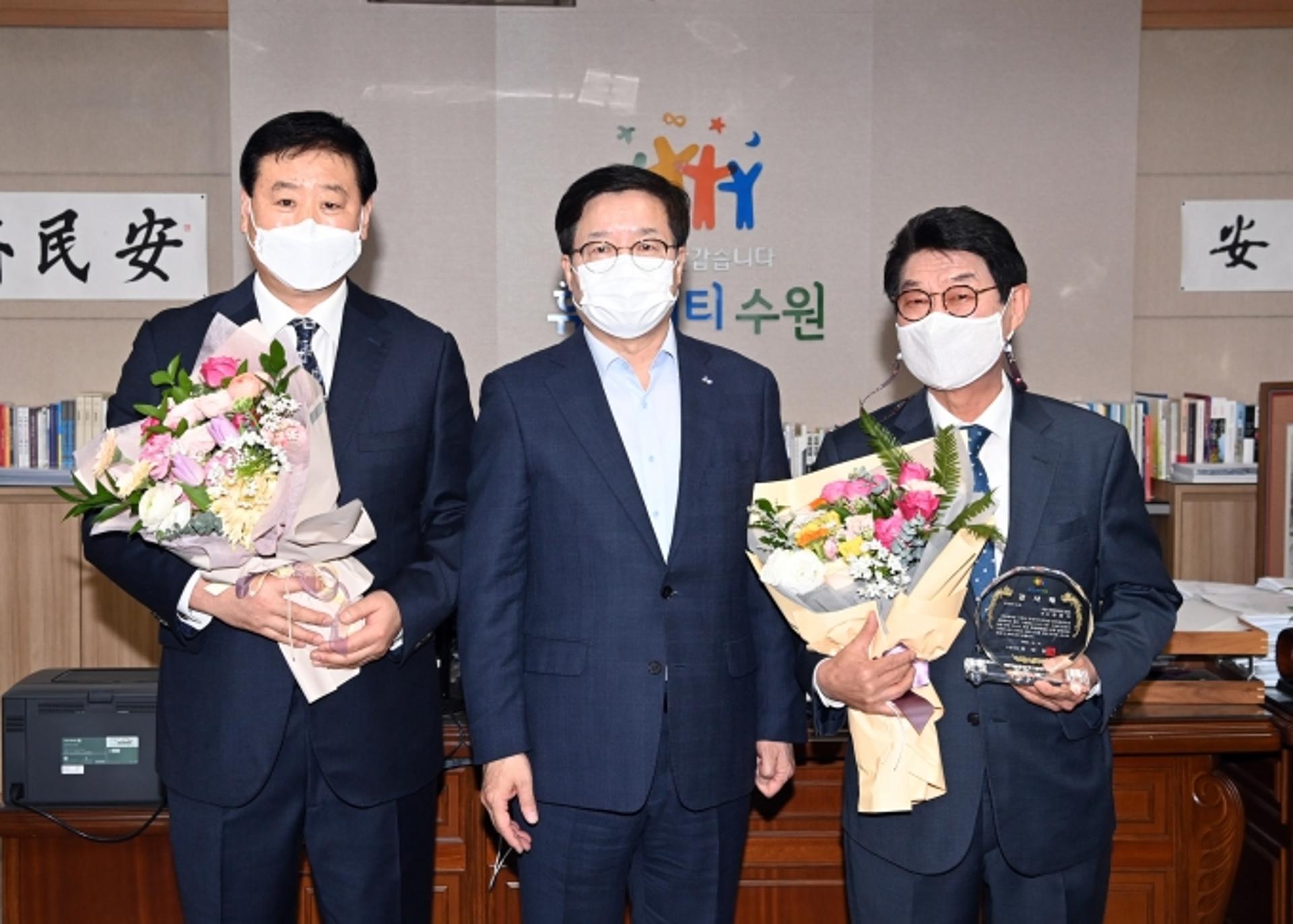 염태영 시장, 주민자치위원장협의회 신임·전임회장에 '축하와 감사' 전해