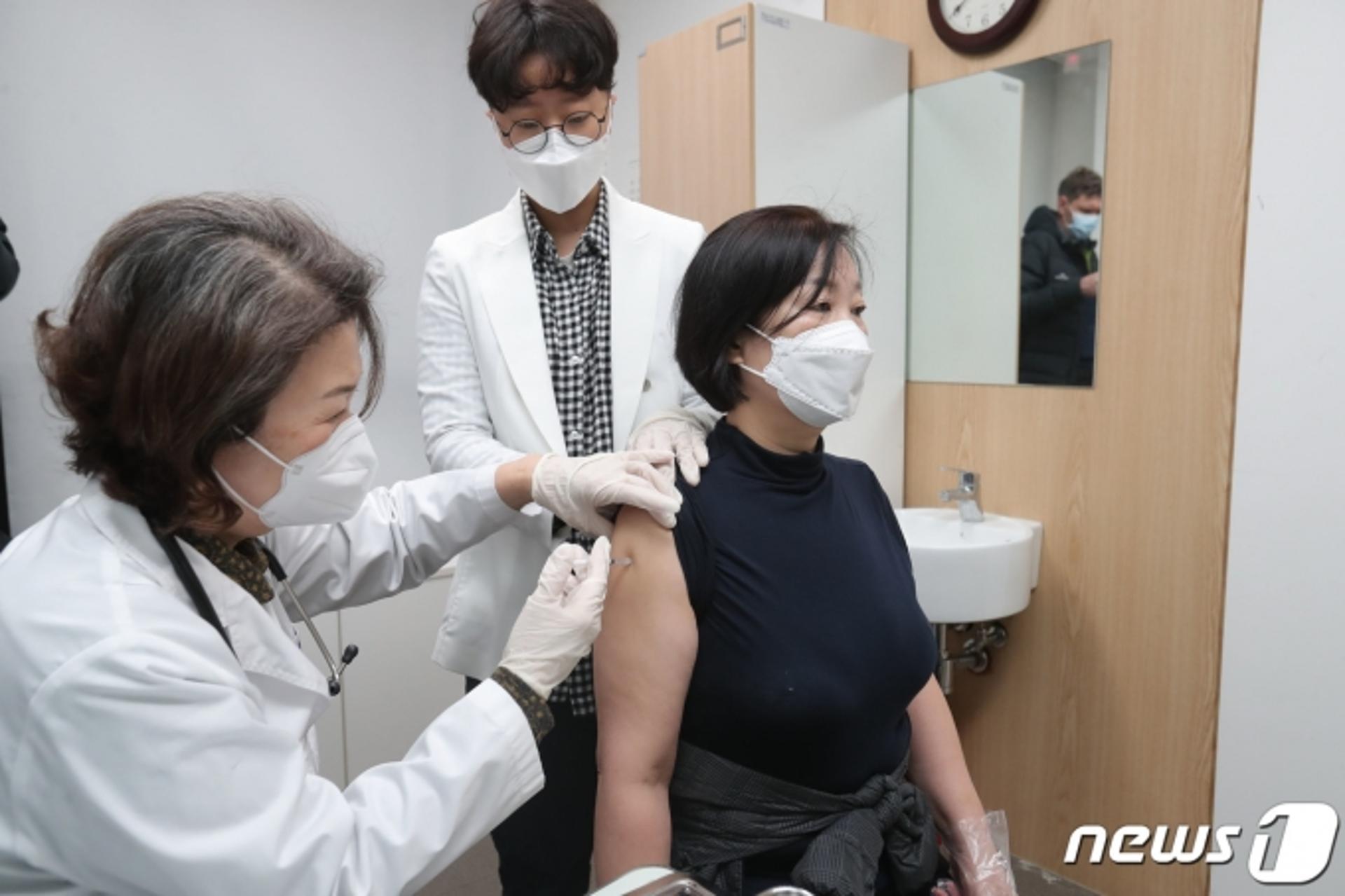 전북서 백신 접종자 근육통·발열 증상… 수액주사 맞고 퇴원