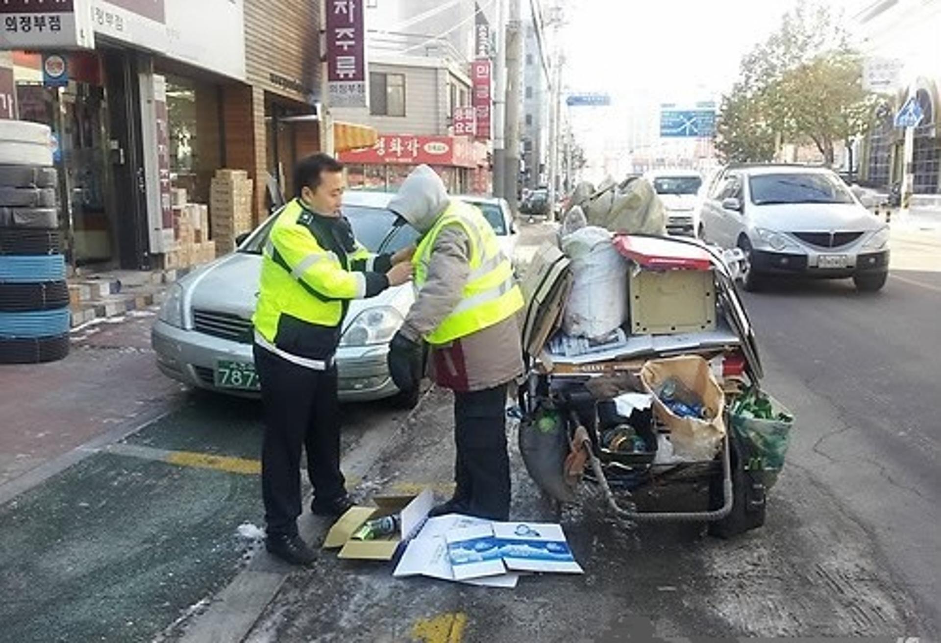 경기도, 밤길 교통사고 위험 높은 노인에 야광 조끼·지팡이 등 지원