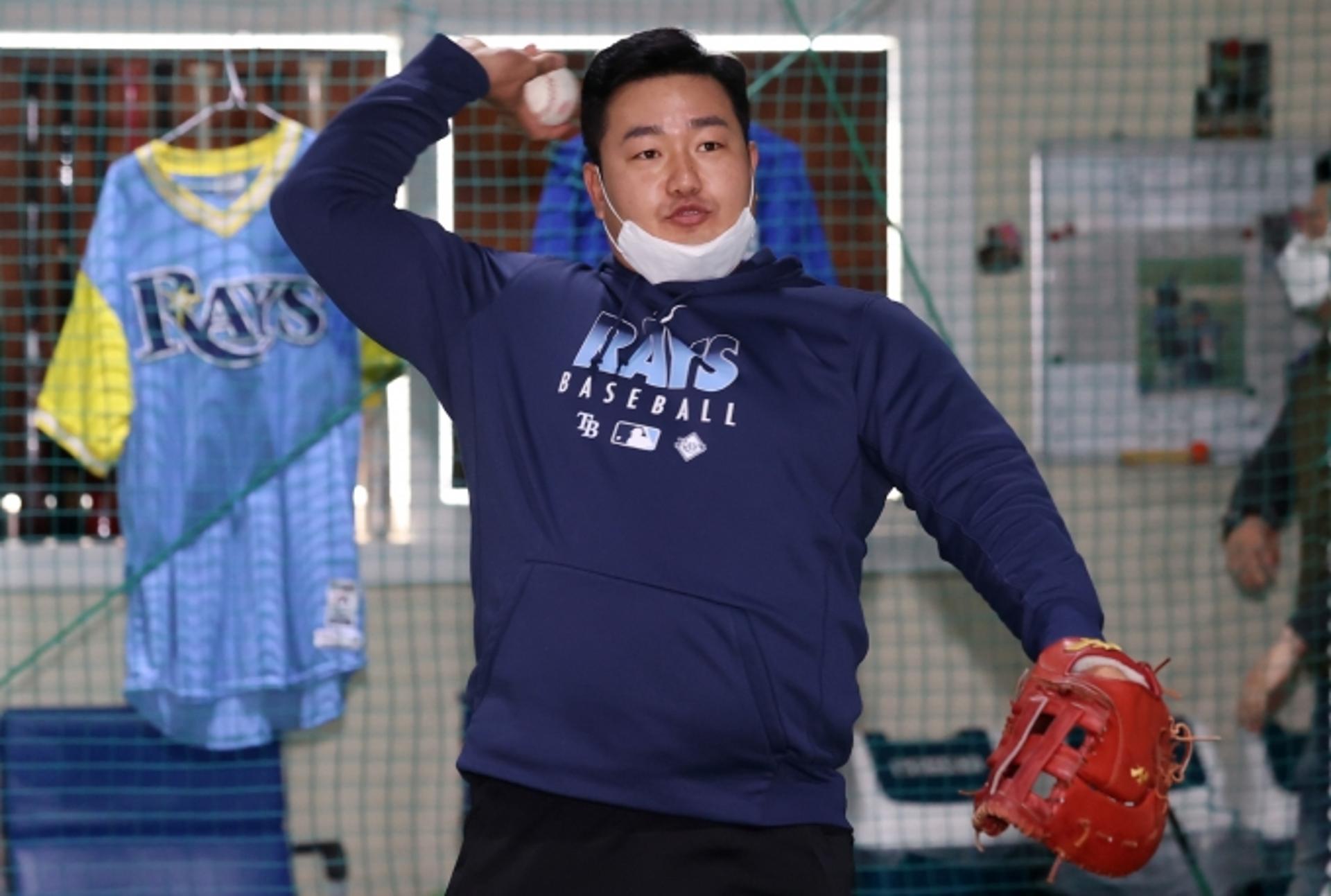 최지만, 시범경기 개막전 결장… 무릎통증에 팀 훈련 불참