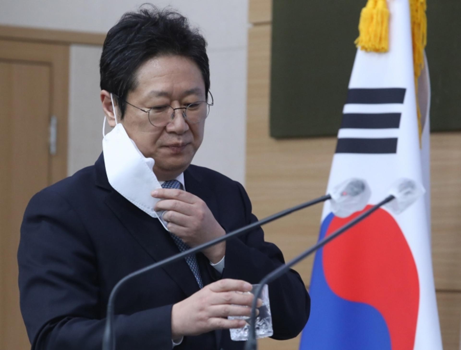 황희 문체부 장관, 박사 논문 ‘표절’ 의혹 검증 받는다