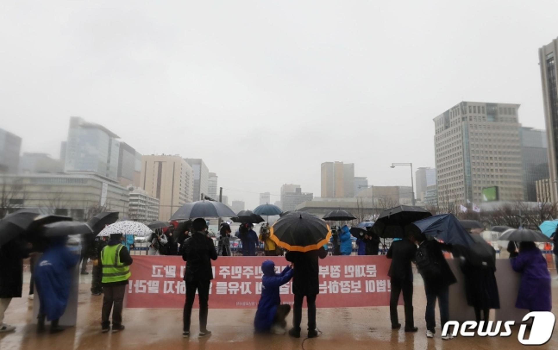 비 내리는 3·1절에도 광화문서 대치한 경찰-보수집회