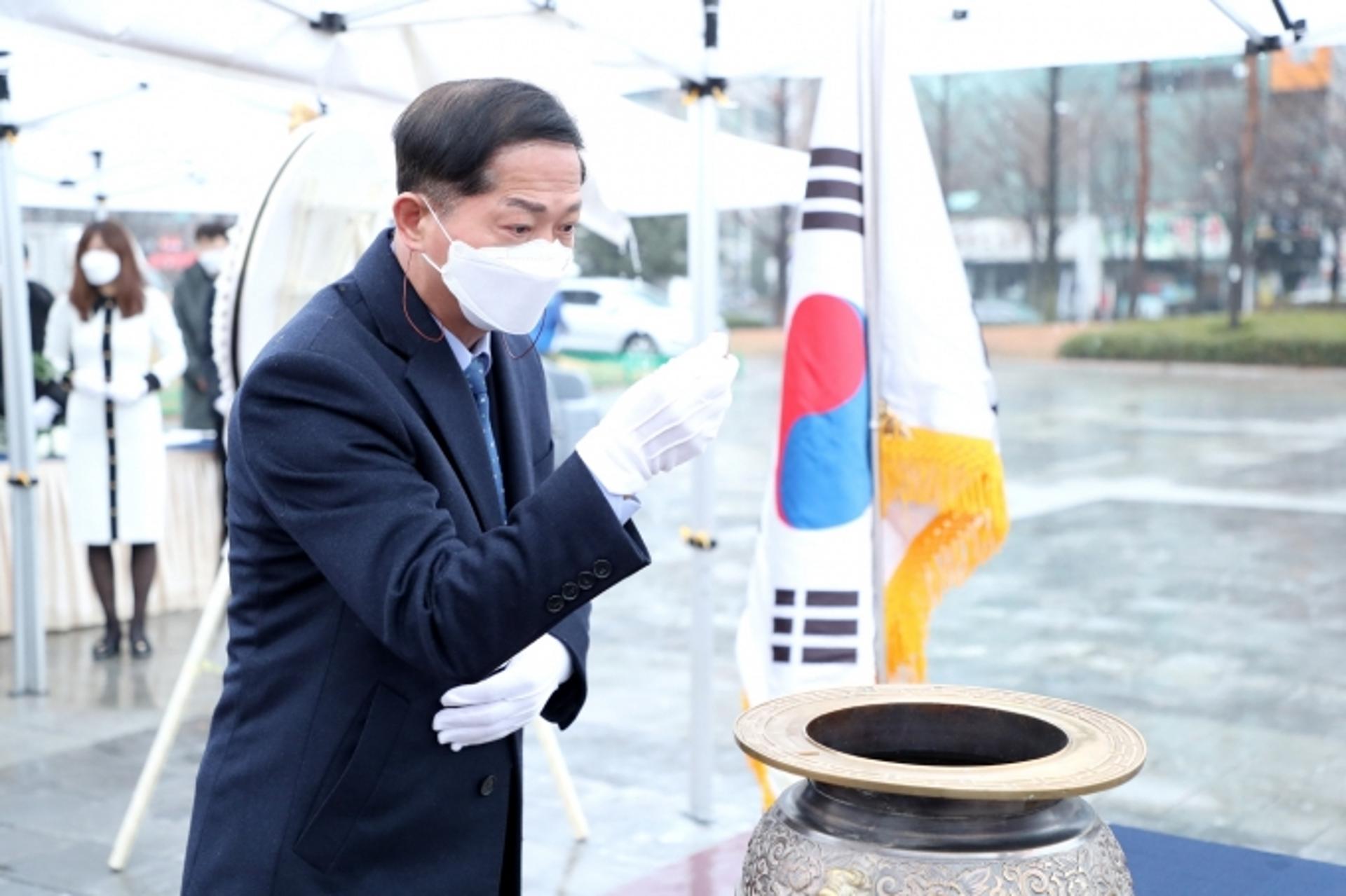 [포토] 이재준 시장 3·1절 참배… "선열의 용기와 정신 이을 것"