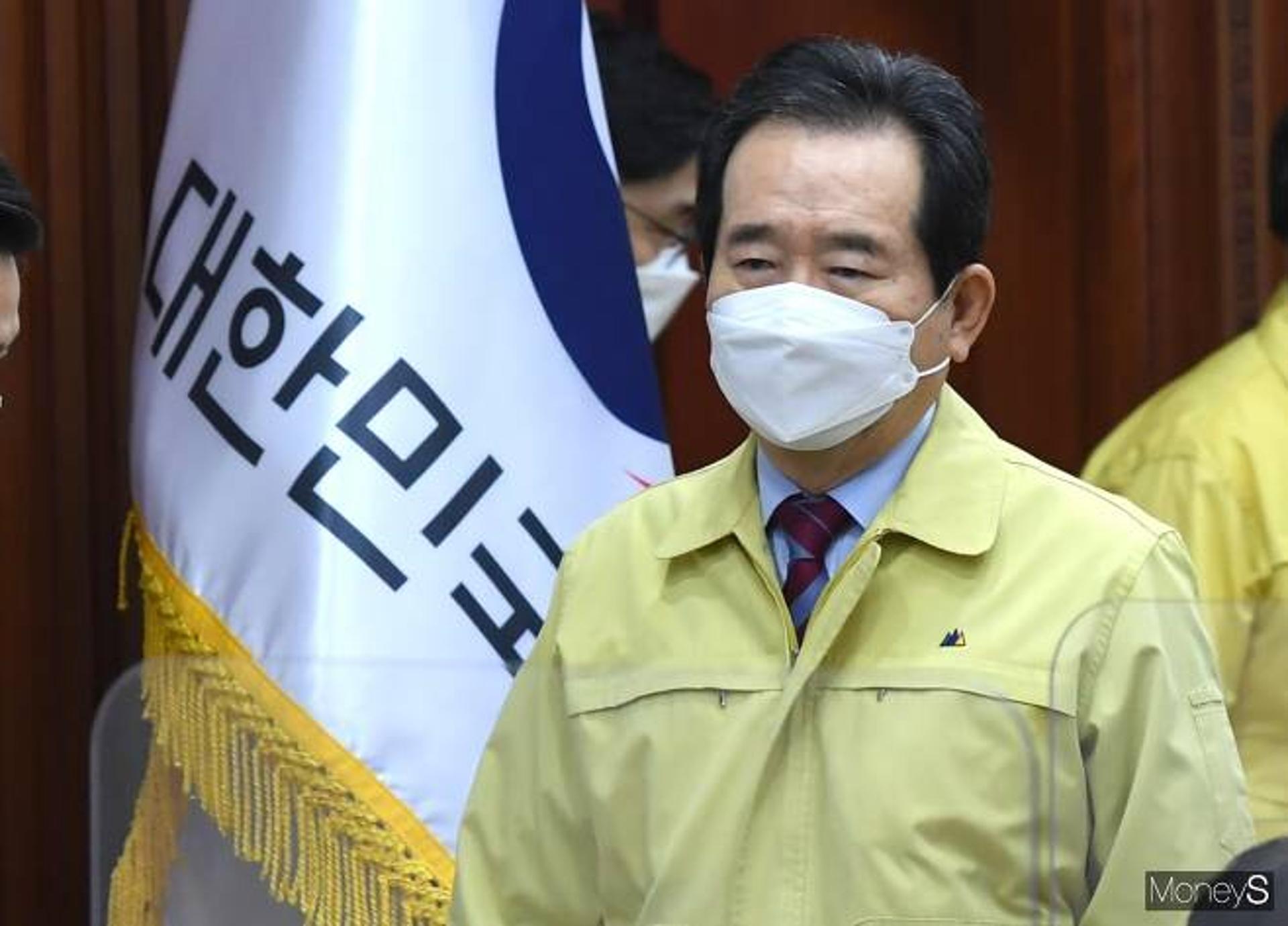 정세균 총리 "백신 맞고 좀비? 가짜뉴스 심각… 안전성 문제없다"