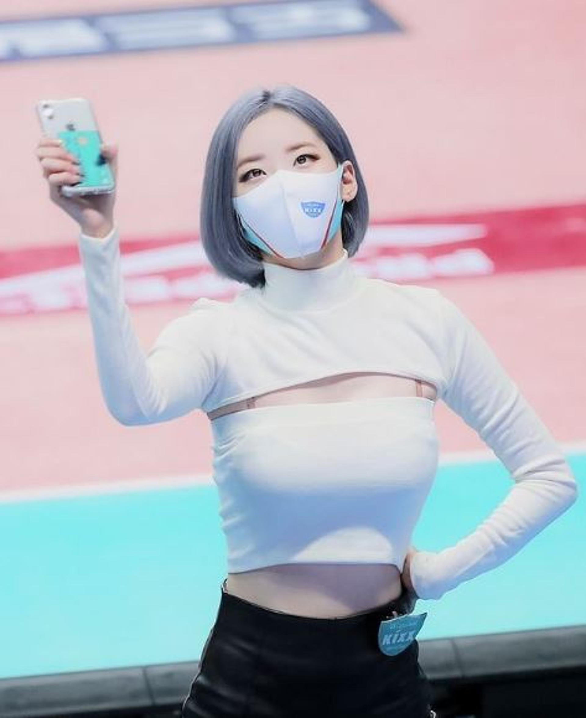 살짝 드러난 허리… 유혹의 치어리더 '여신강림'