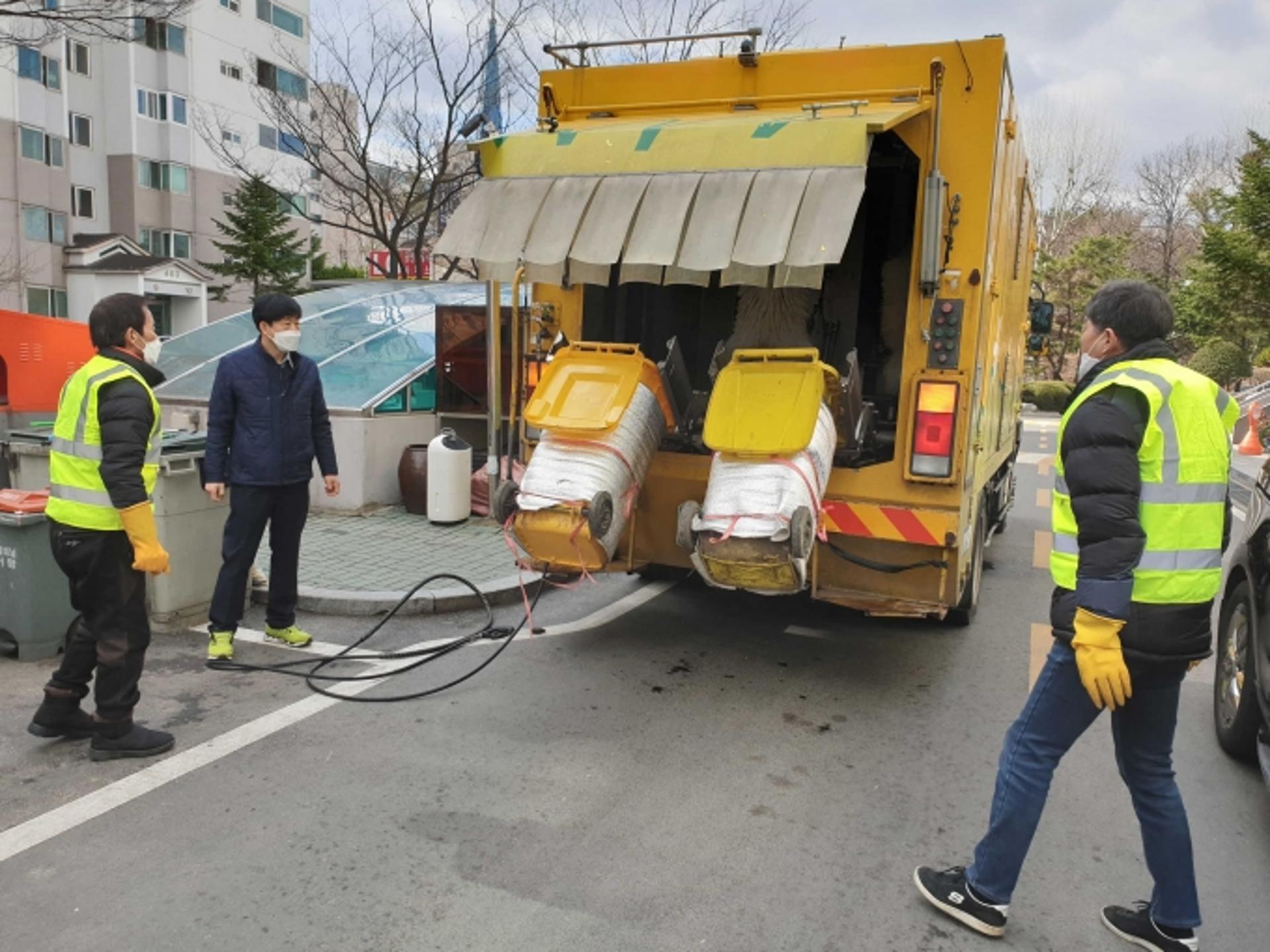 수원시, 음식물류폐기물 수거 용기 월 1회이상 세척…'악취 사전 차단'