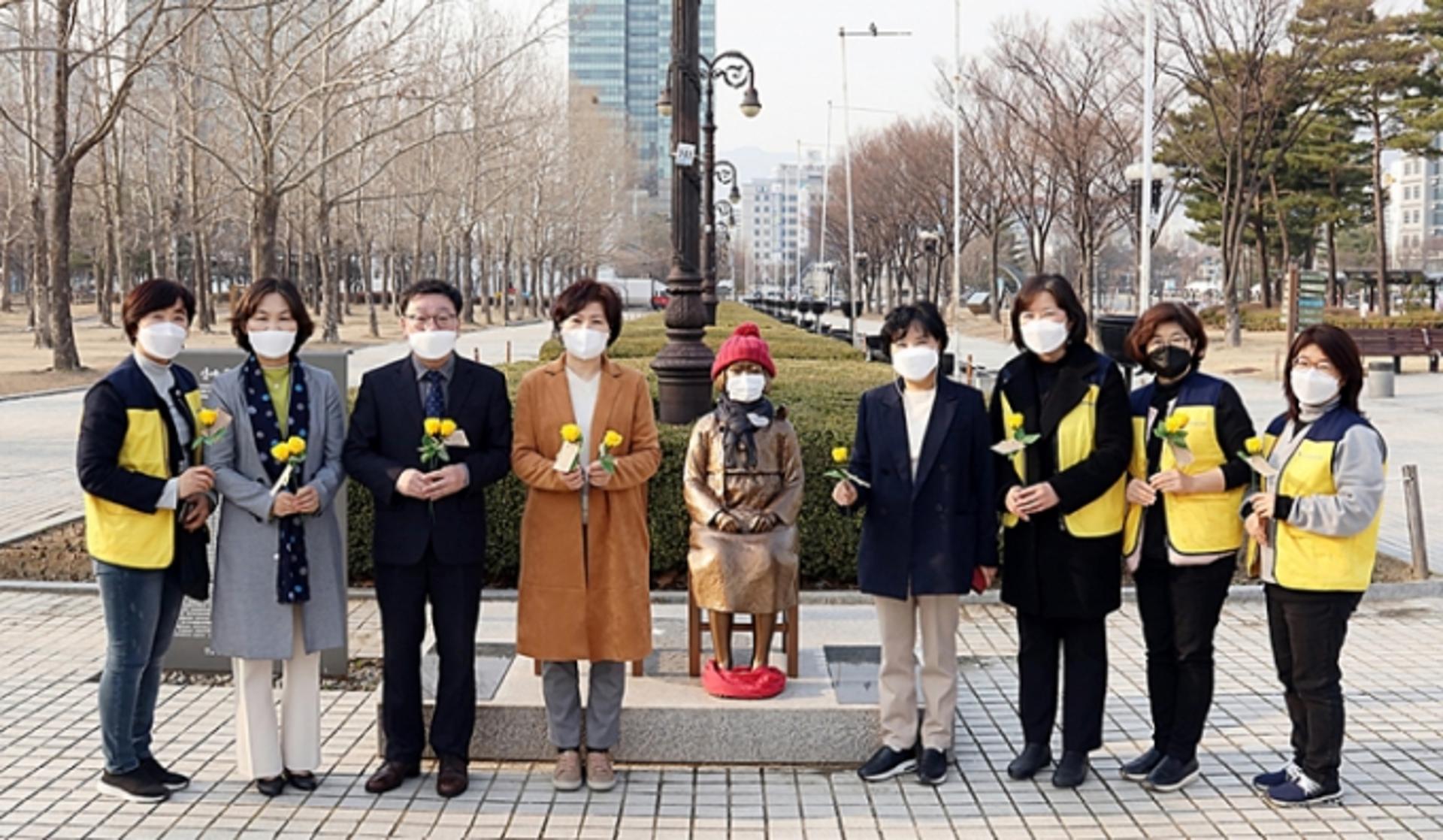 안양시의회, ‘안양 평화의 소녀상’ 앞에서 램지어 규탄성명 발표