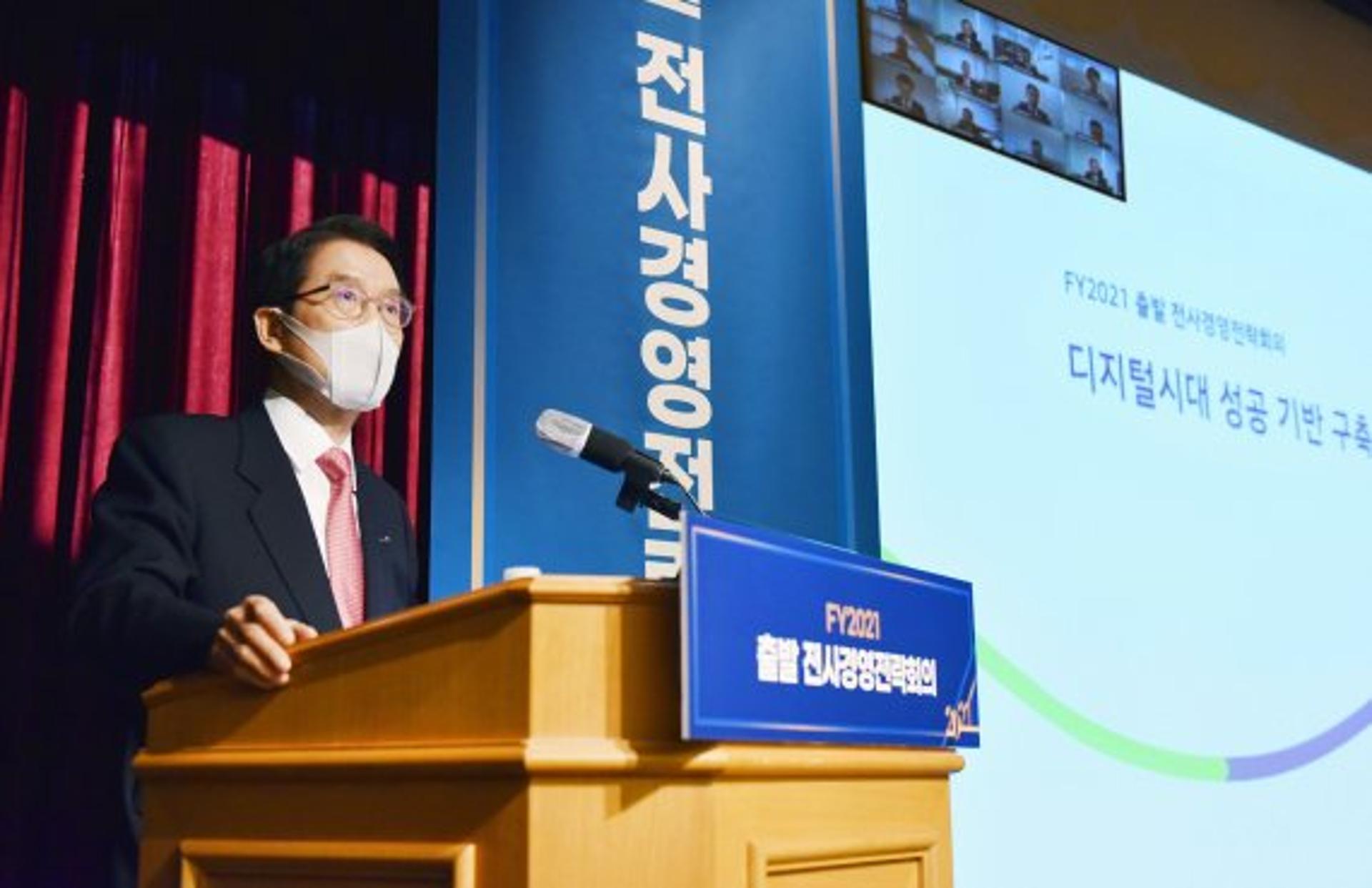 “주식 가압류 할 것”… 어피니티, 신창재 회장 자택 앞에서 ‘막장행패’