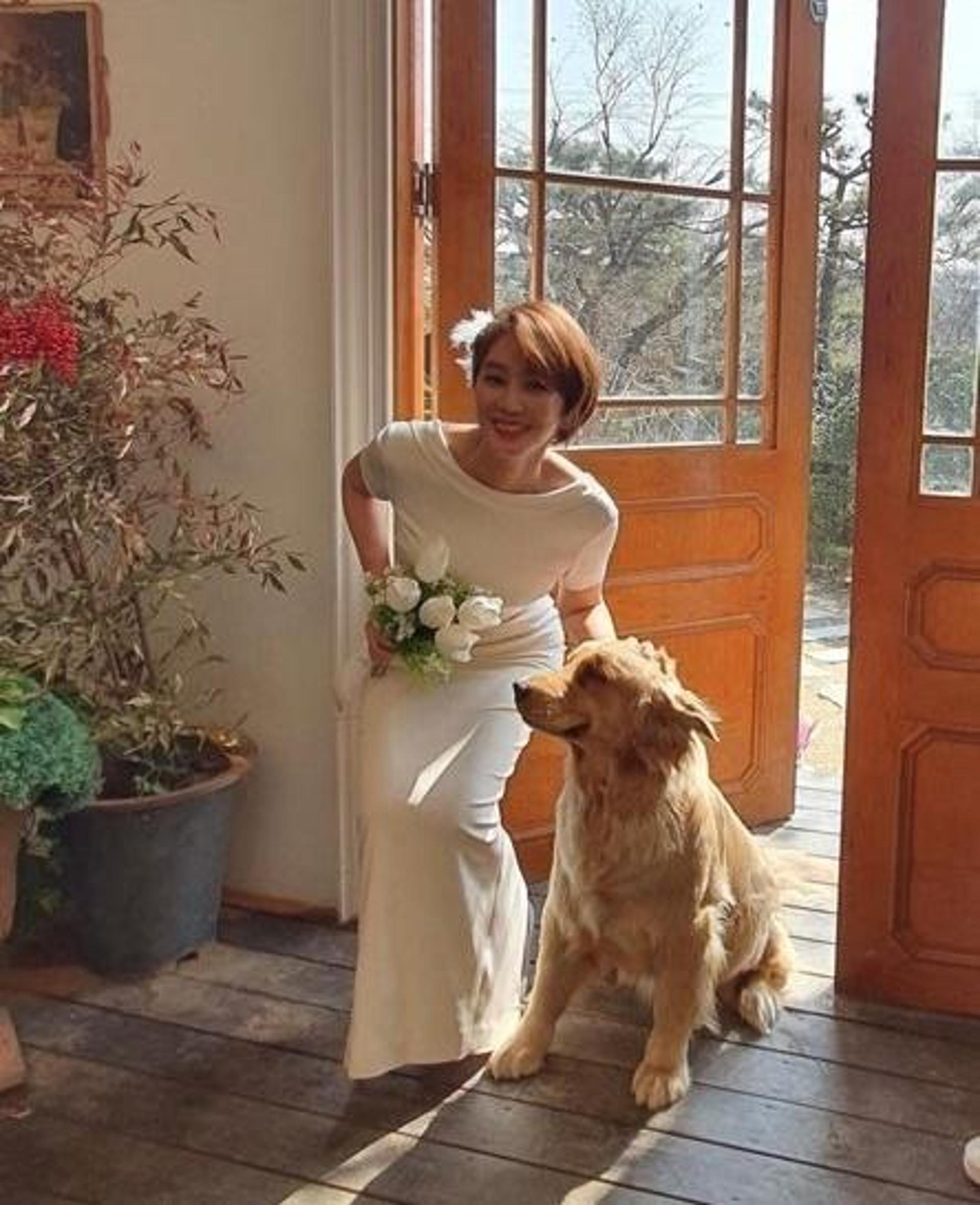 "댕댕이도 알아보는 미모?"… 50대 김성령, 20대 몸매 '오~'