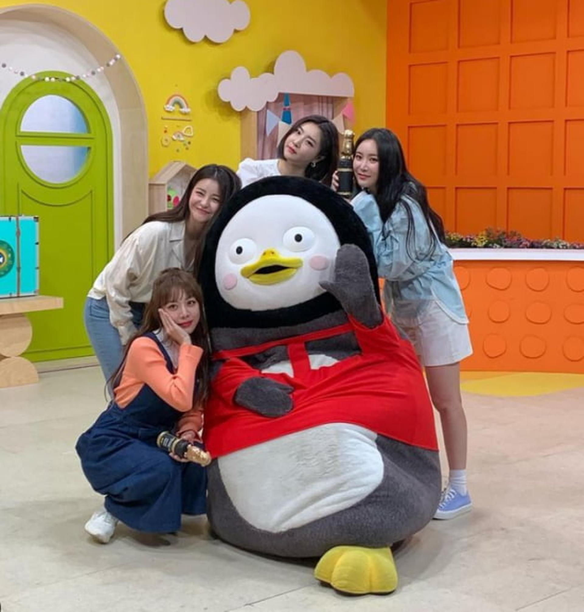 "이거 실화냐?"… 펭수, 브레이브걸스 만났다