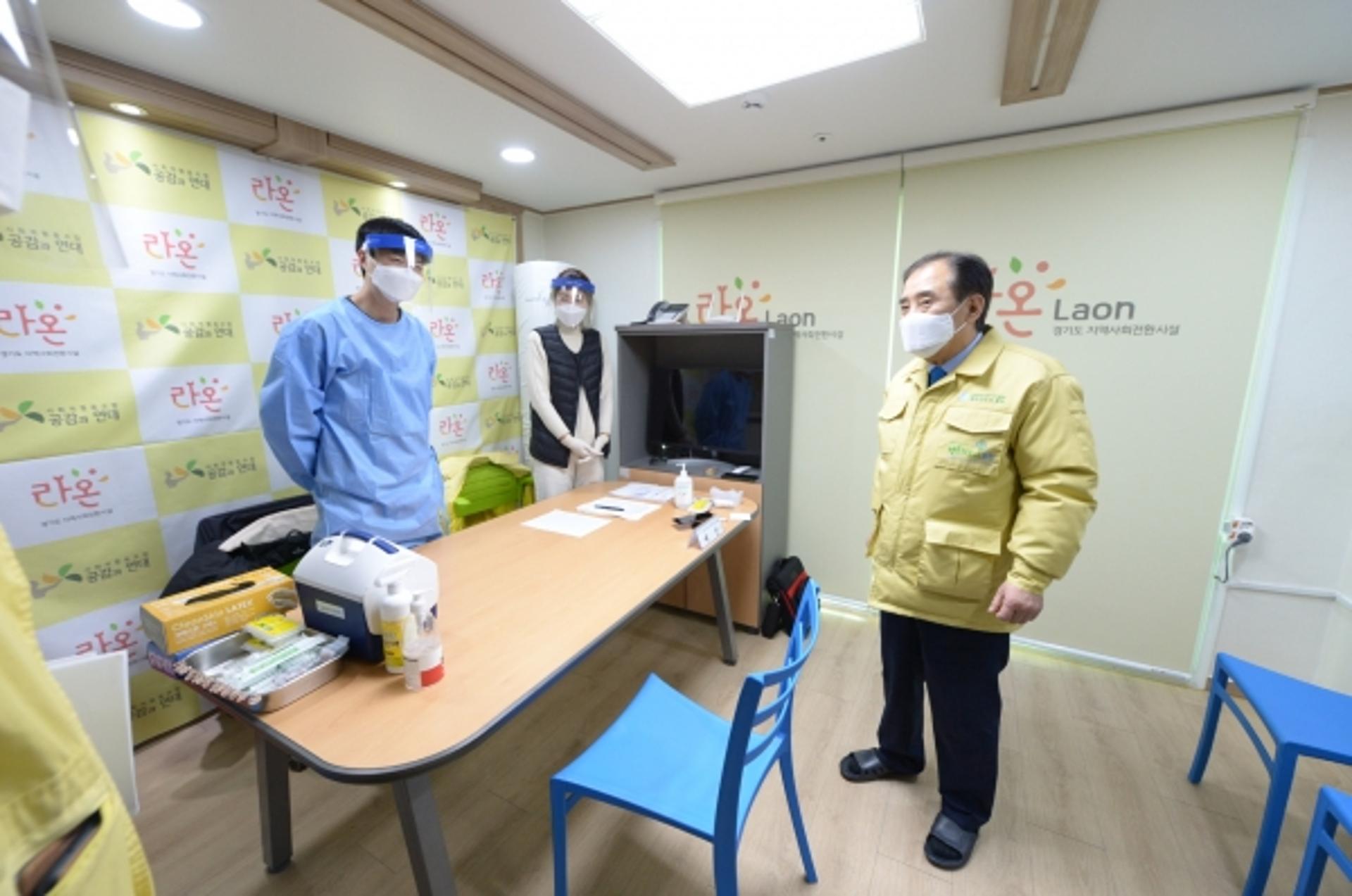 박윤국 포천시장, 경기도 지역사회전환시설 '라온' 접종 현장 방문
