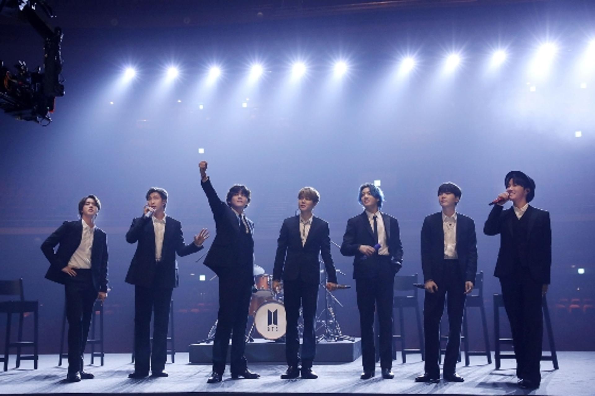 방탄소년단, 美 그래미 주간 자선공연서 '다이너마이트' 열창