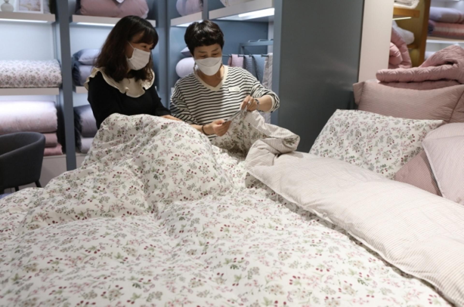 [머니S포토]롯데百광주점 "봄철 기능성 이불 덮고 꿀잠 자세요"
