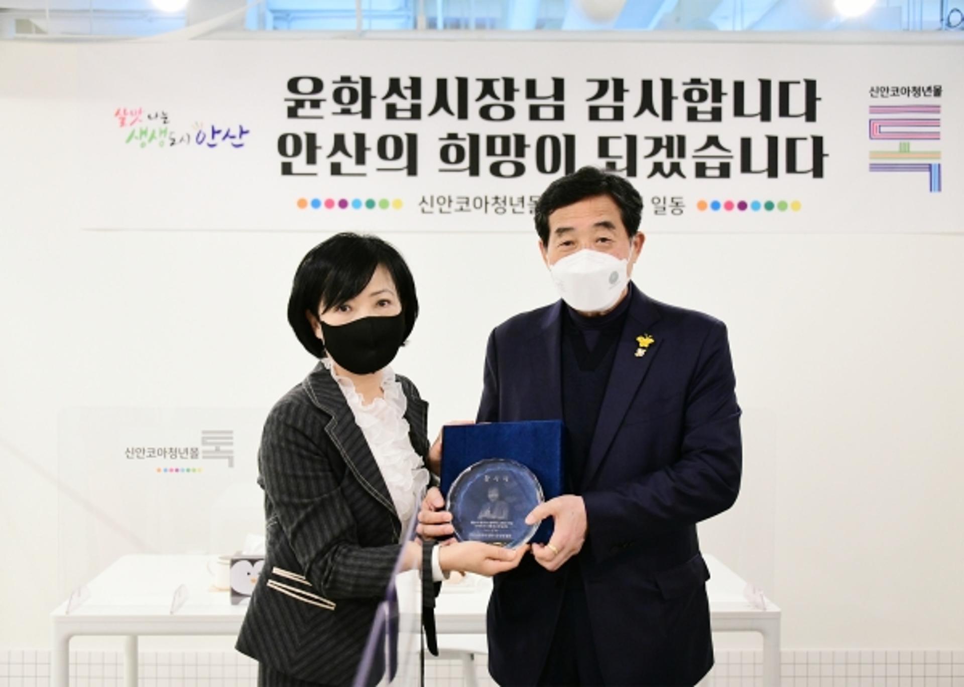 윤화섭 시장, 1호 복합청년몰 방문…'상인 노력과 협조 감사' 전해