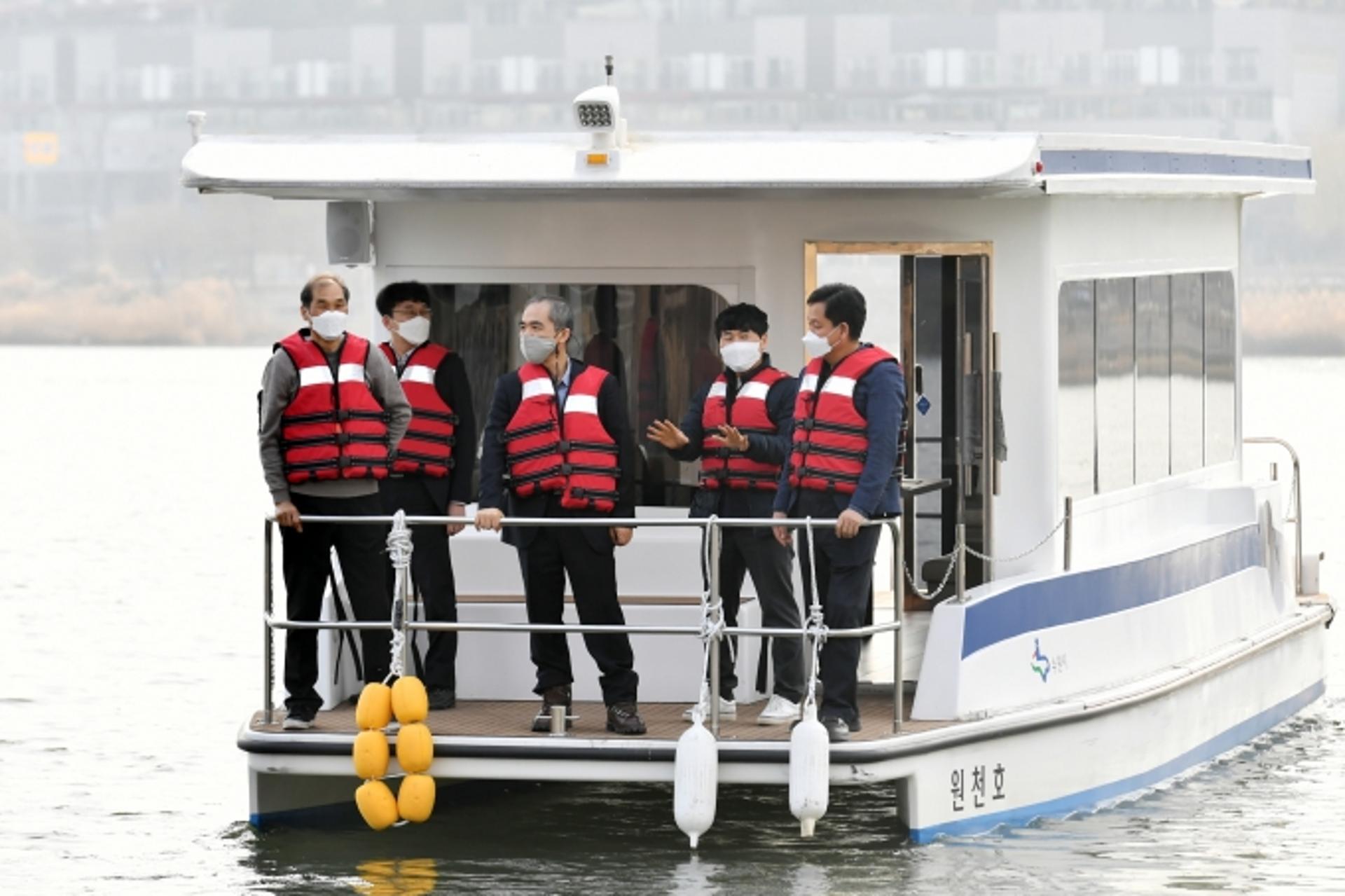 수원시, 광교호수공원 호수에 태양광동력 관리선 운행