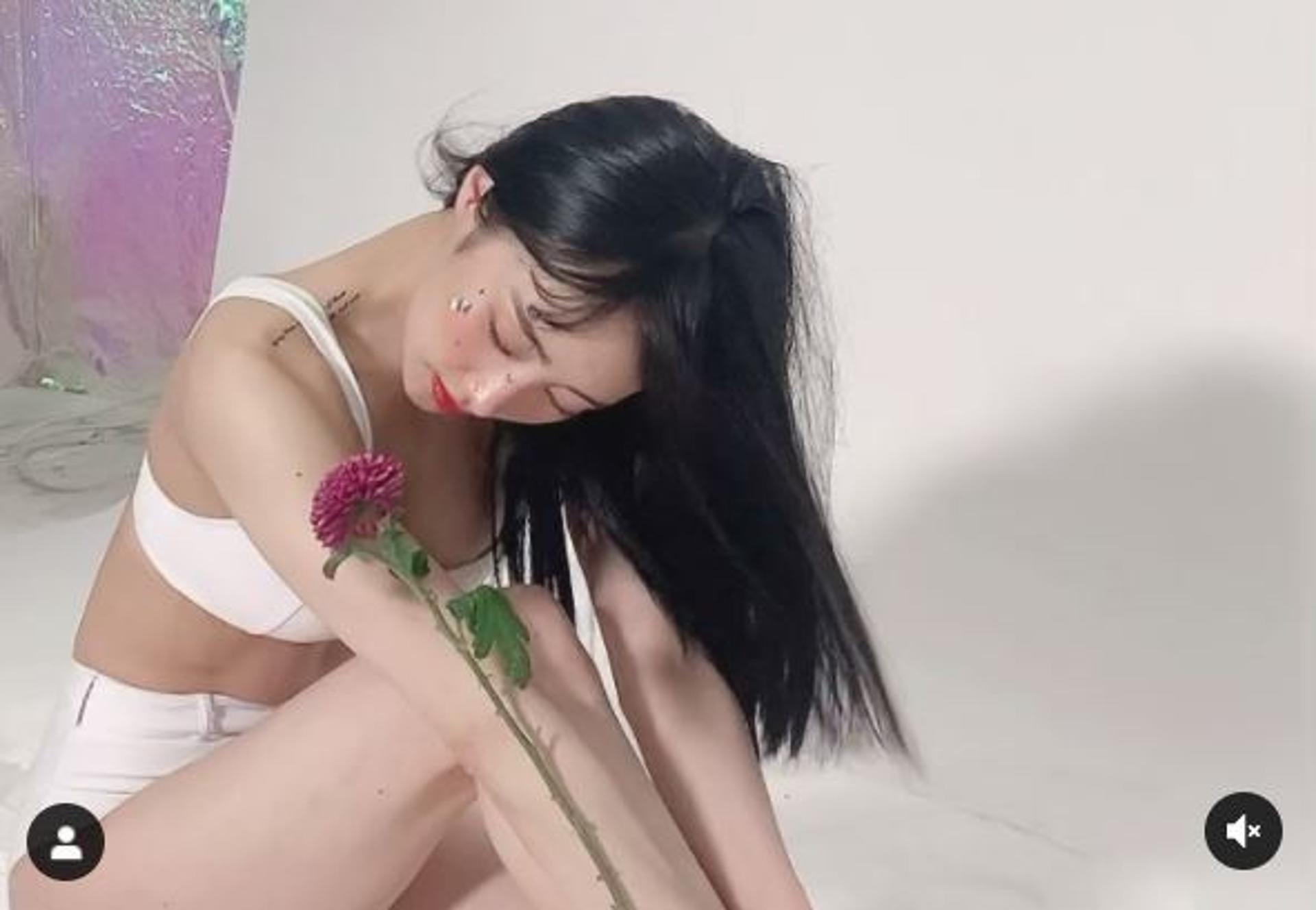 "뭔지 궁금하지?"… 카라 니콜, 핫팬츠만 입고 '헉'