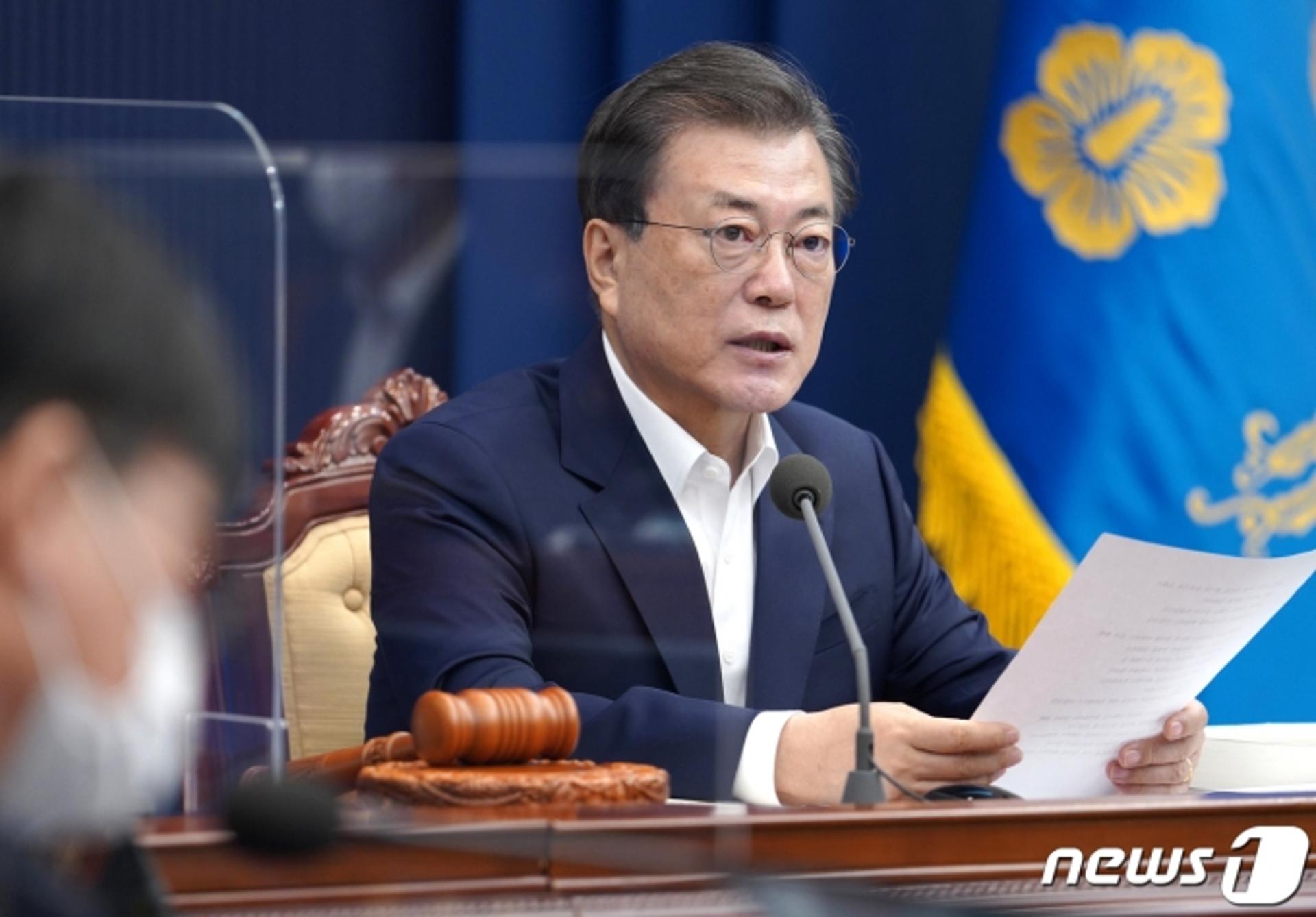 'LH 사태' 문 대통령 지지율 하락… 37% 취임 후 최저치