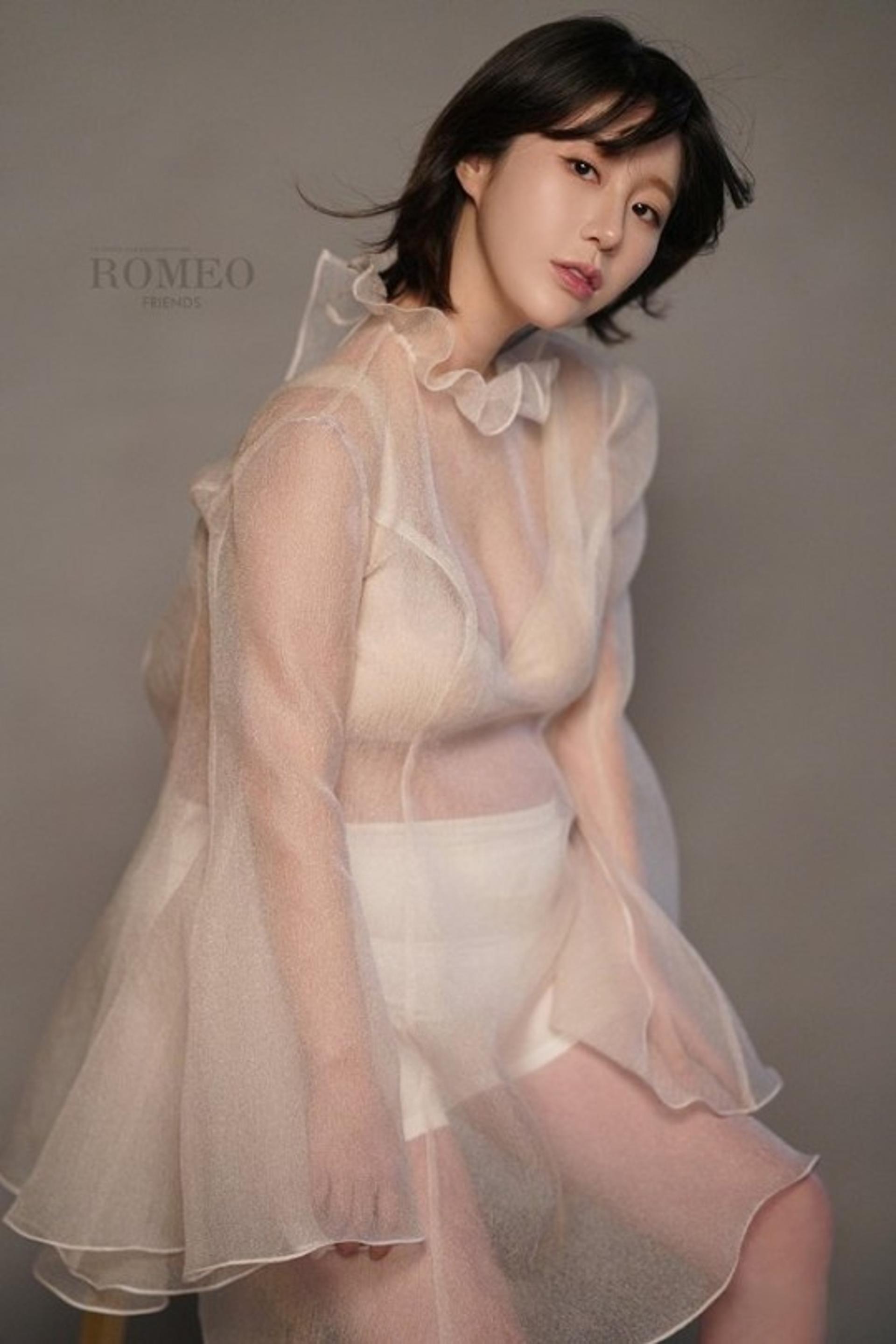 "시스루 속 D라인이?"… 나비, 파격 화보 '헉'