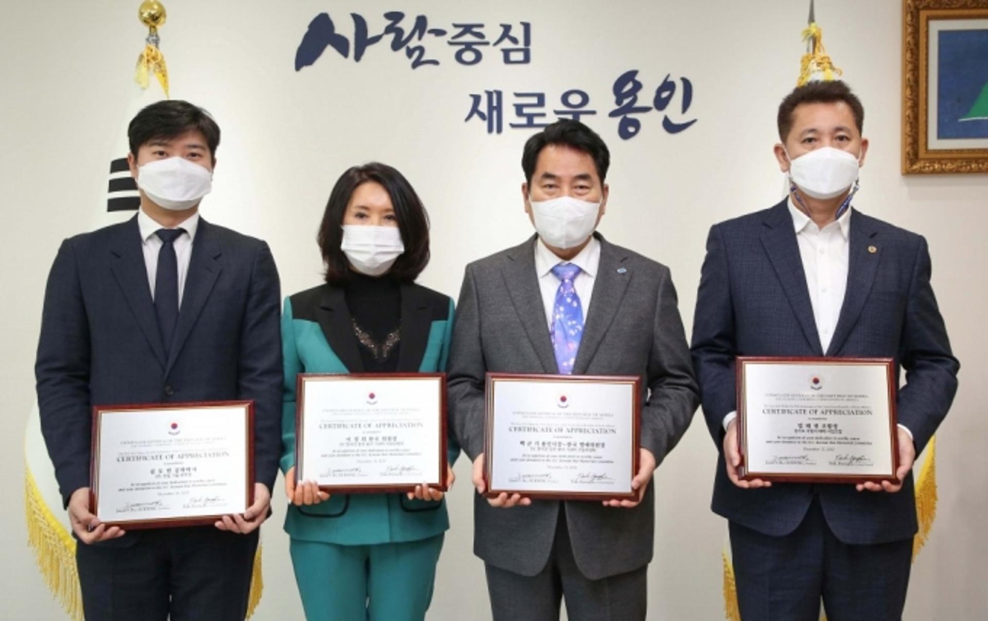 백군기 용인시장, 한국전 참전용사 기념비 건립 감사패 받아