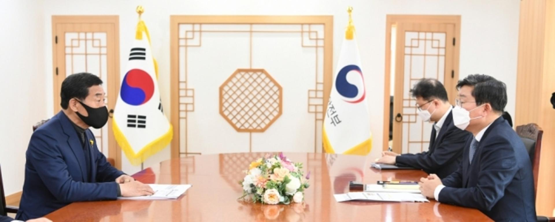 윤화섭 안산시장, 전해철 행안부 장관 만나 지역현안 등 정책건의
