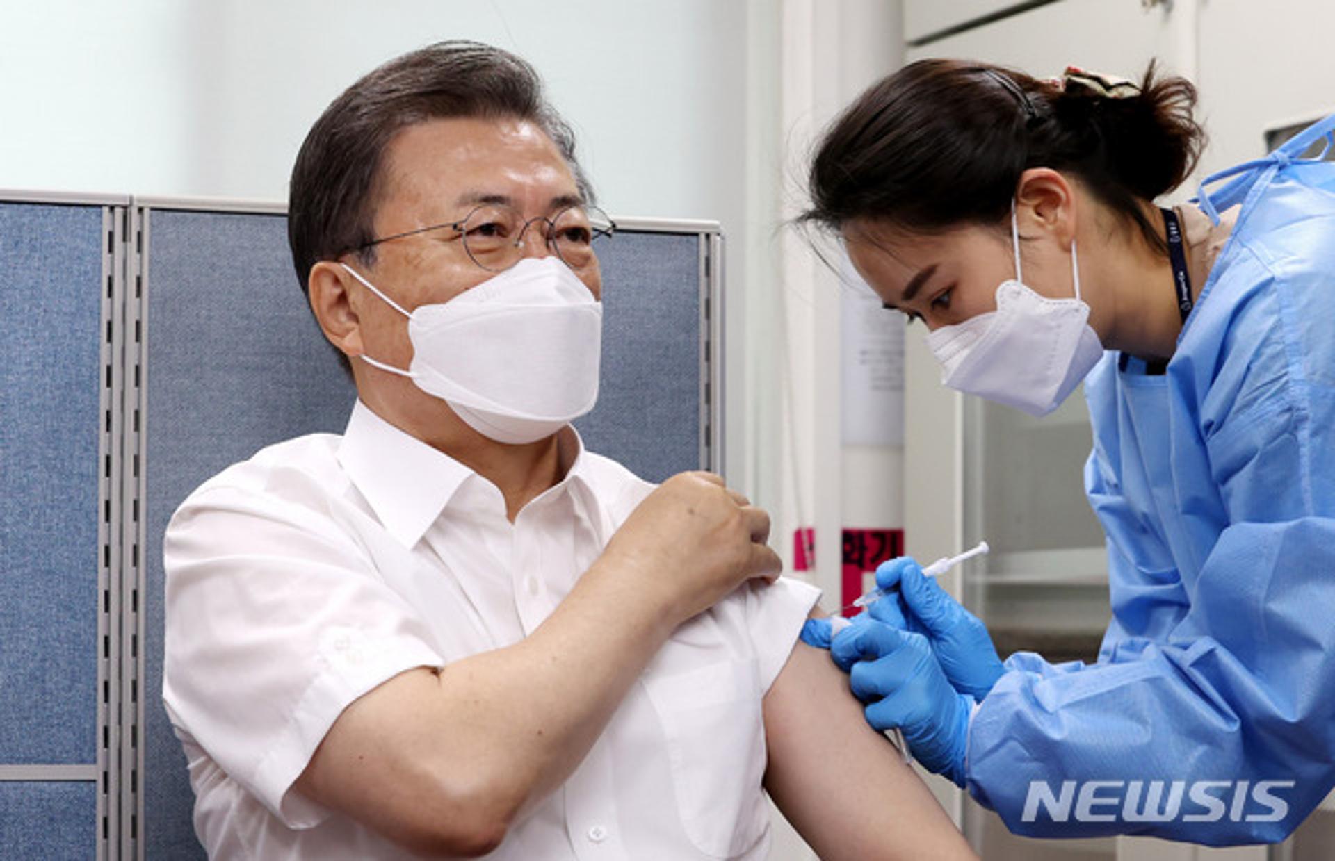 문재인 대통령 부부, 종로구 보건소에서 AZ백신 접종… G7 회의 수행원 9명 동참